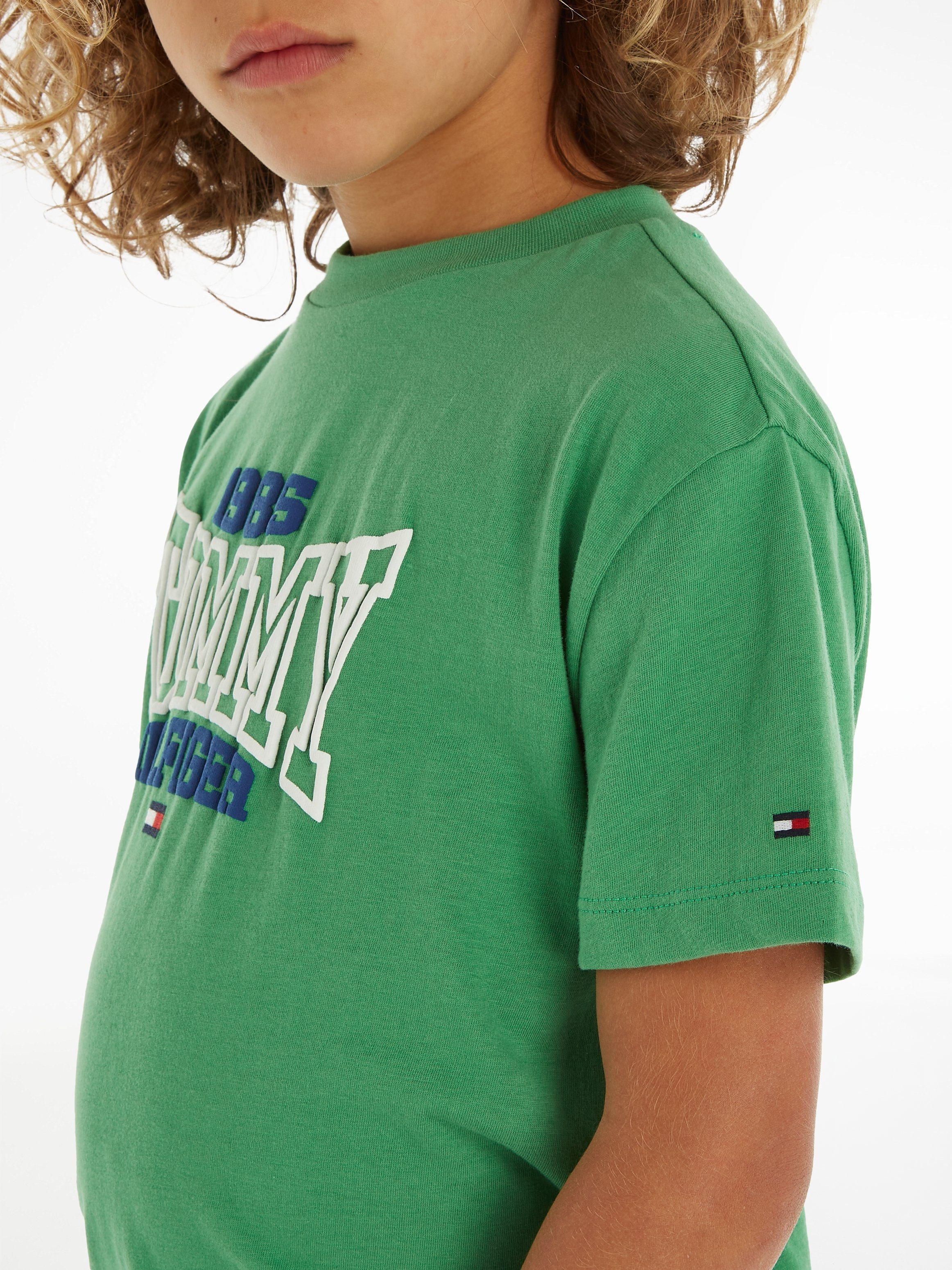 Tommy Hilfiger T-Shirt Hilfgier modischem TOMMY Tommy 1985 Print TEE 1985 Varsity S/S mit Coastal_Green VARSITY