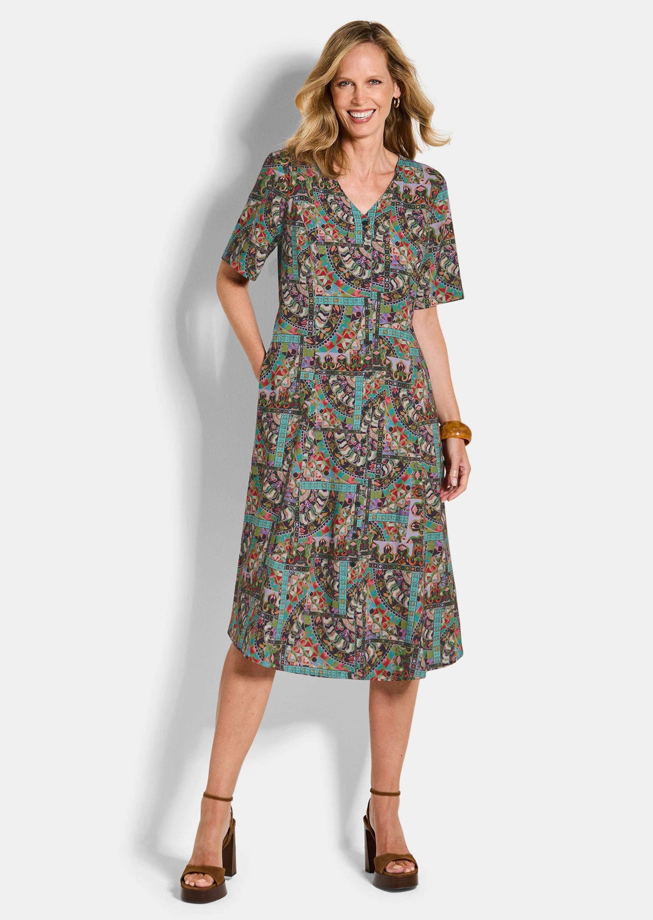 GOLDNER Sommerkleid Viskosekleid mit orientalischem Muster Midikleid mit V-Ausschnitt, Knopfleiste, Knielänge und Halbarm