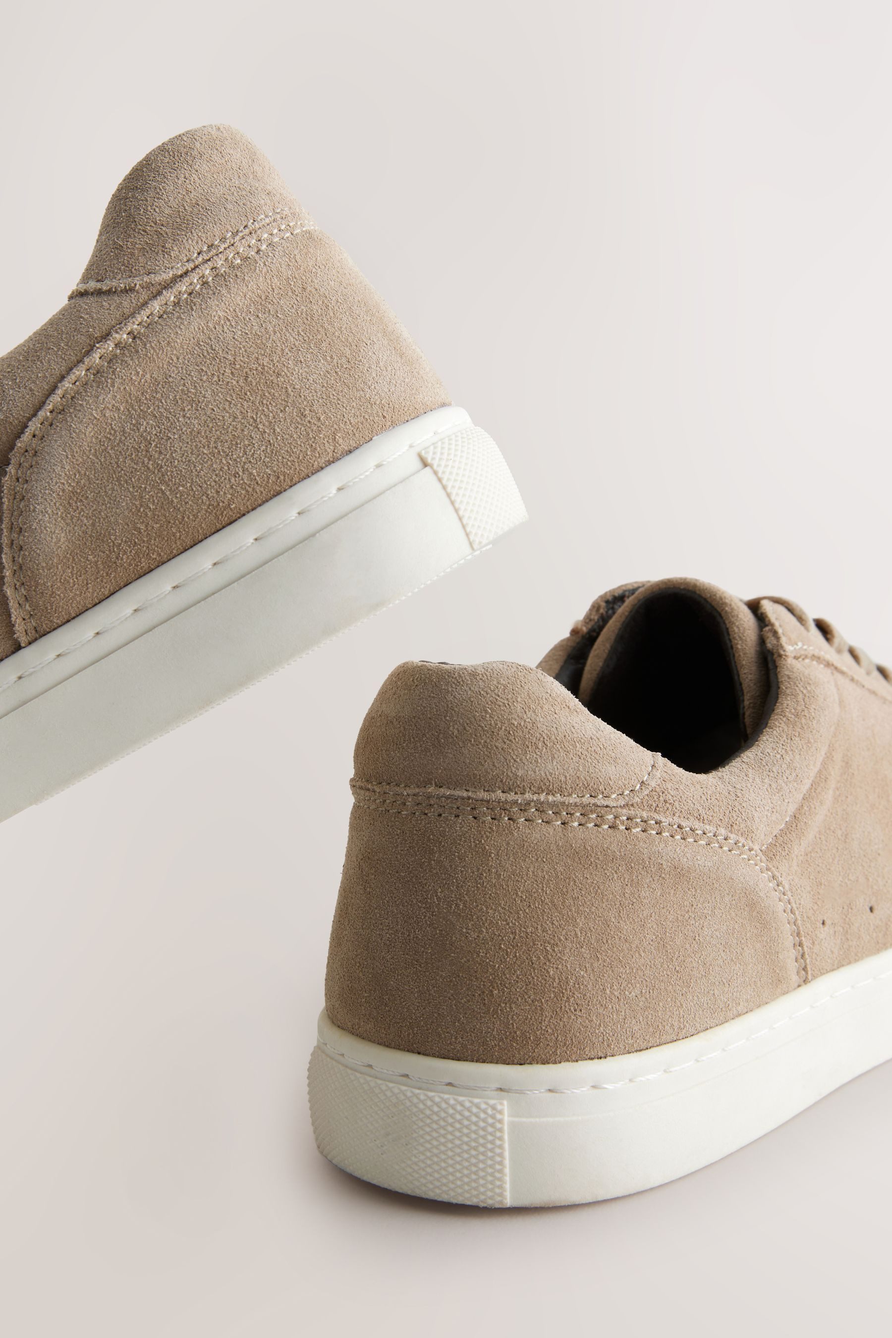Next Schicke Turnschuhe aus Veloursleder Schnürschuh (1-tlg)