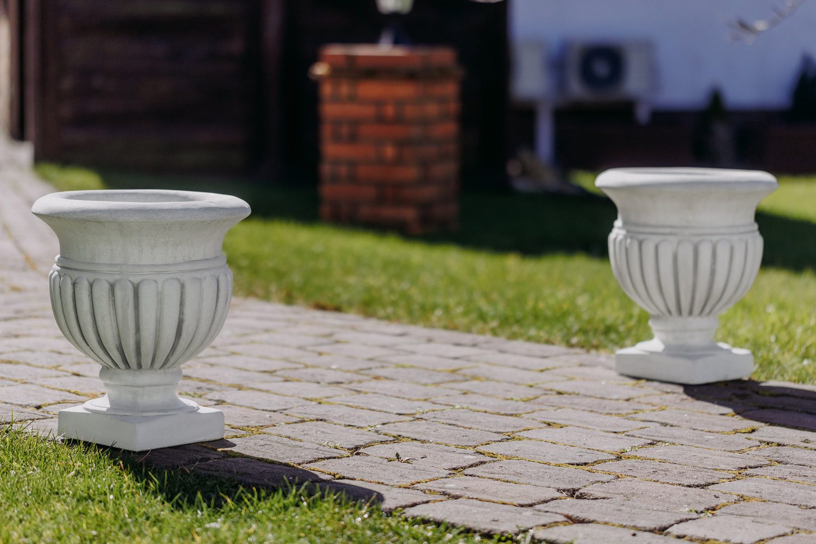 gartendekoparadies.de Pflanzkübel 2 Pflanzvasen Steinguss Set 39 cm je 27 kg (2er-Set), Frostsicher – Bild 2 von 5