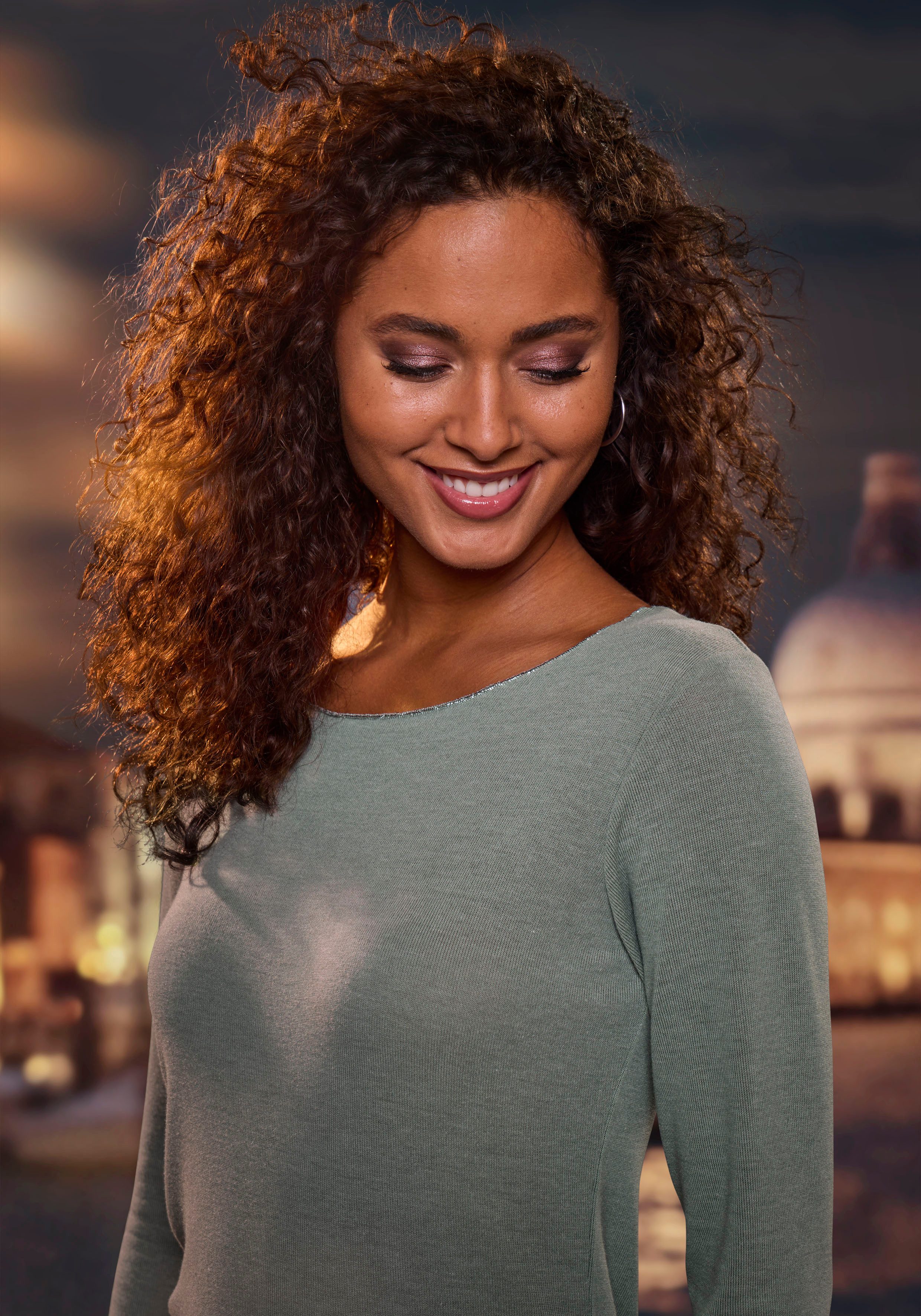 LASCANA Langarmshirt mit feiner Glitzereinfassung aus Viskose-Feinstrick – Bild 4 von 5