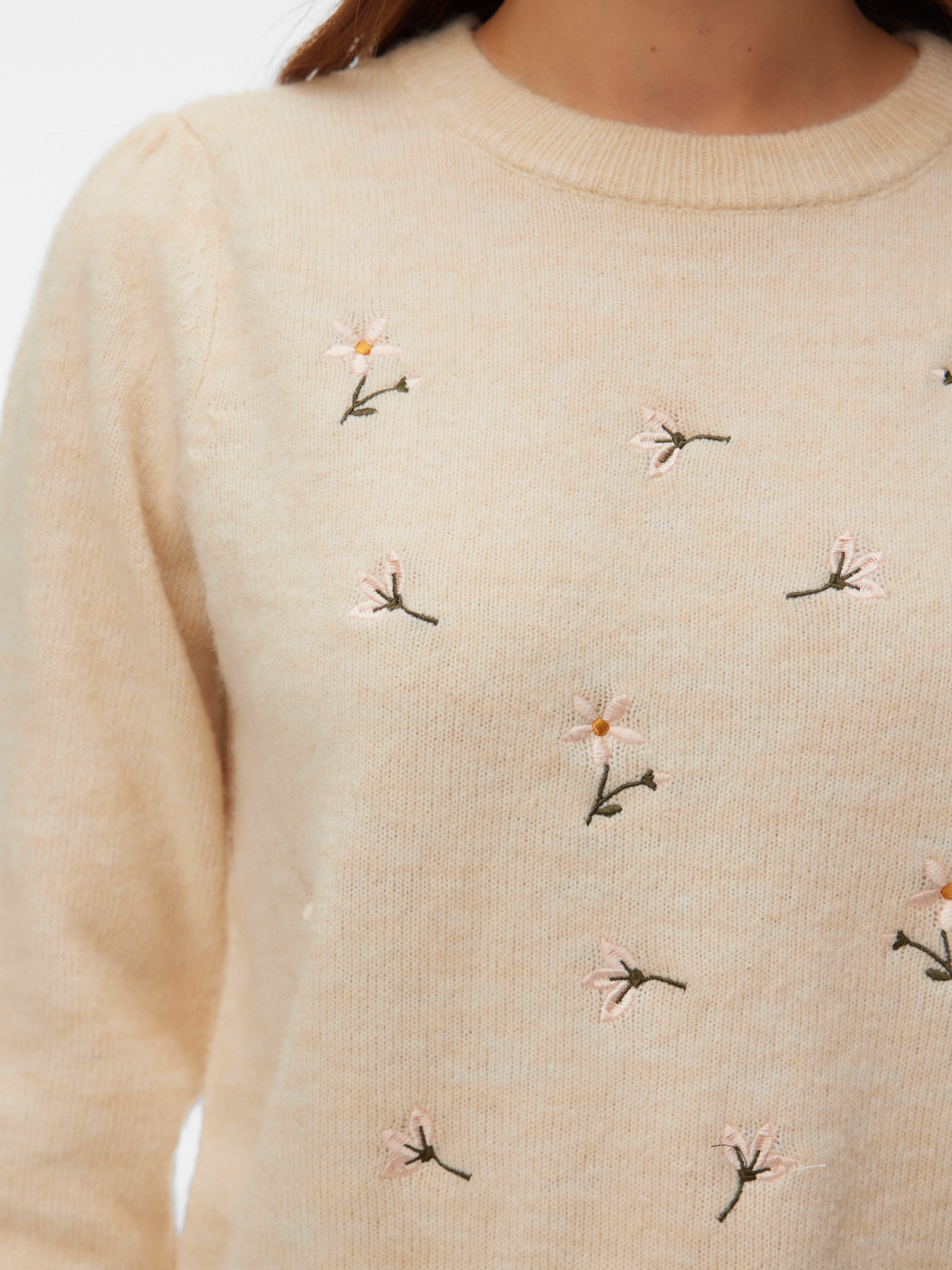 Vero Moda Wollpullover VMFIORELLA EMB LS O-NECK SHORT PULL BOO mit Blumenstickerei