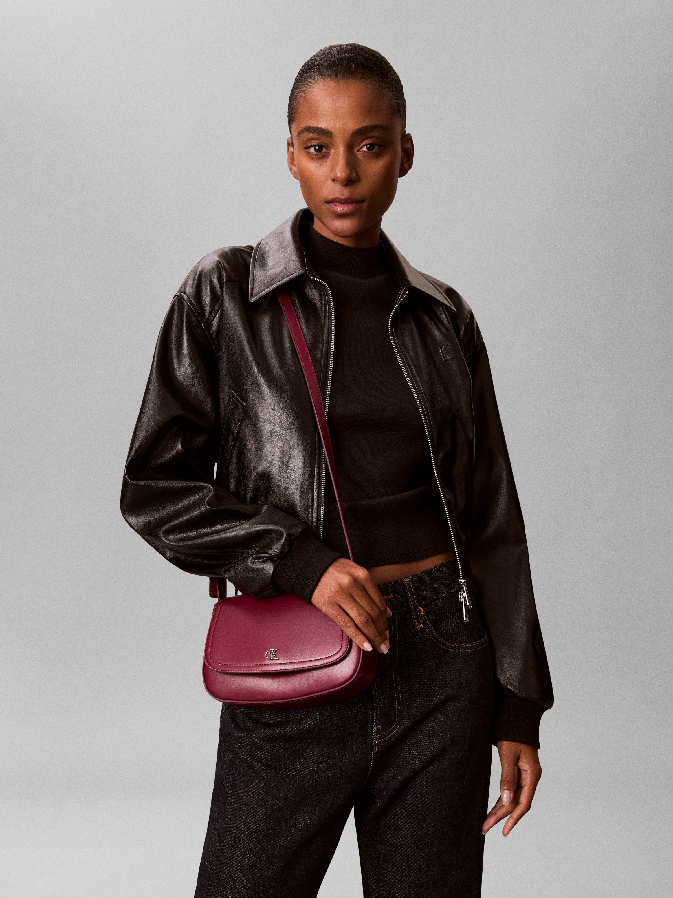 Calvin Klein Umhängetasche CK FLAP CAMERA BAG, Damen Schultertasche, Abendtasche mit CK-Logo