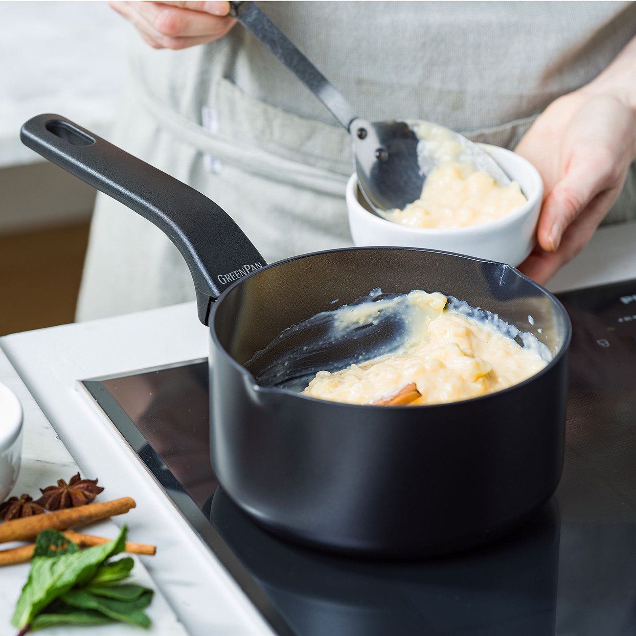 GREENPAN Kasserolle Essence 16cm schwarz Stielkasserolle Aluminium alle Herdarten, Aluminium, Stielkasserolle 16cm, Thermolon-Antihaftbeschichtung