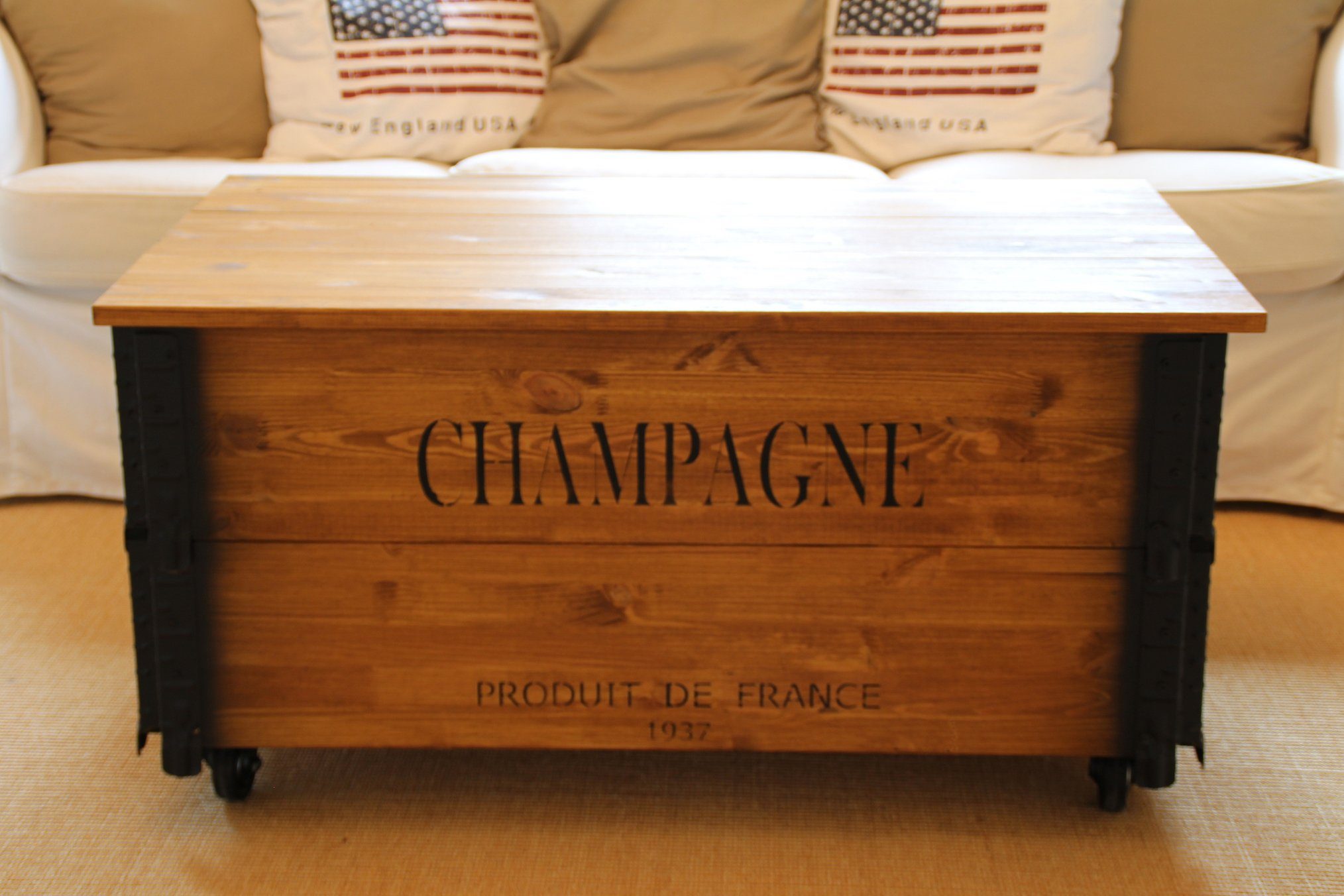 Uncle Joe´s Couchtisch XL Champagne, im Truhen-Design