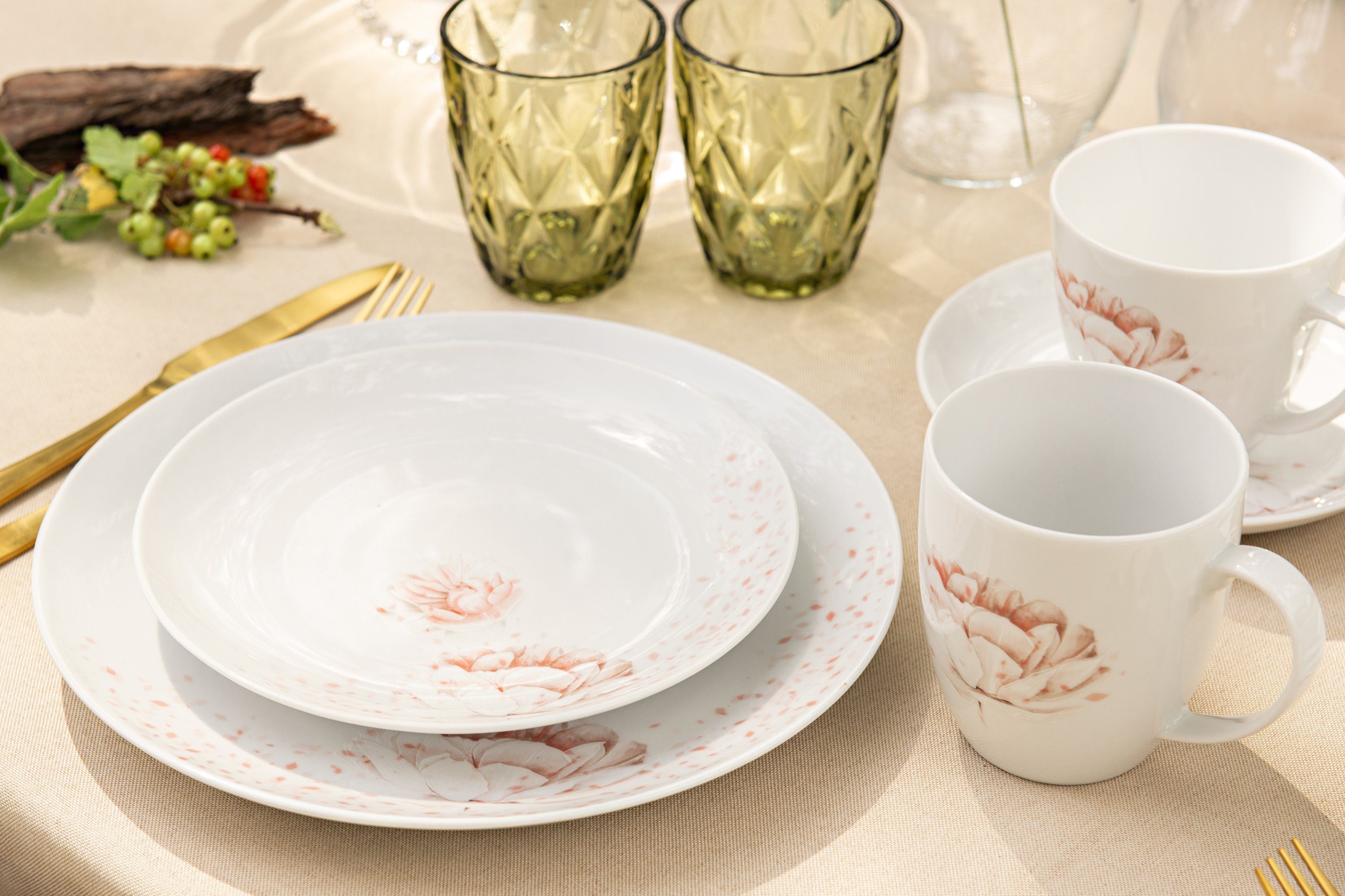 KONSIMO® Tasse BOSS Becher-Set, für 6 Personen, subtile Blumenverzierungen, 6-tlg., Porzellan, spülmaschinengeeignet, mikrowellengeeignet, 380 ml Fassungsvermögen