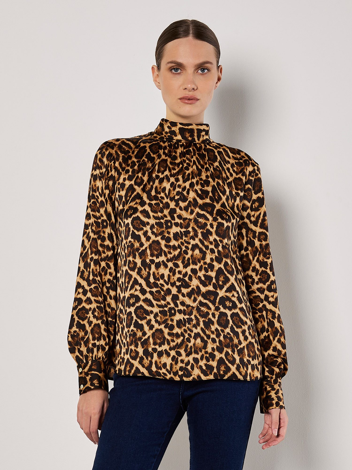 Apricot Hemdbluse Satinbluse mit Leopardenmuster mit Schleife am Nacken günstig online kaufen