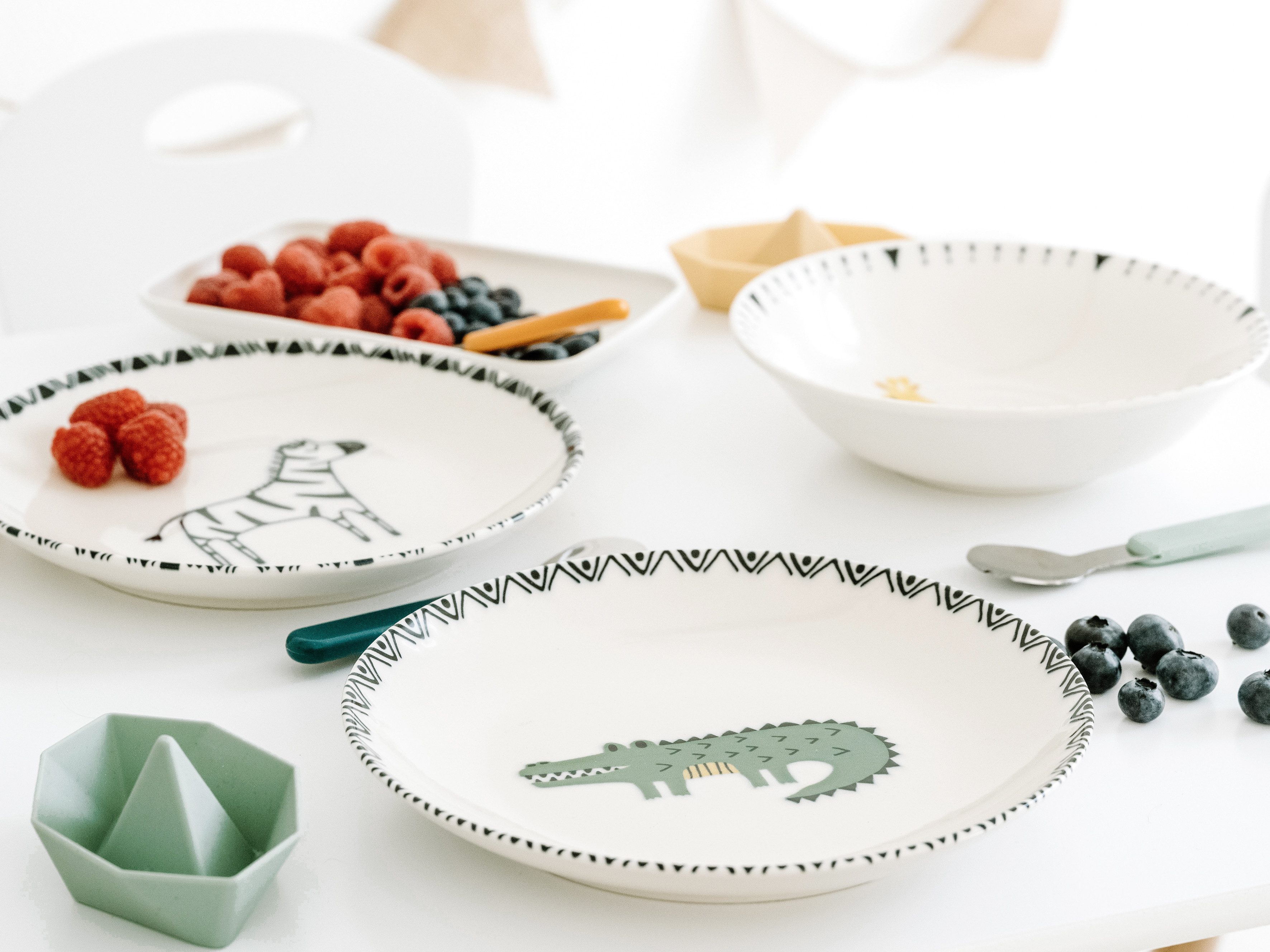CreaTable Teller-Set Safari Bunt, Teller Set 8-tlg. (8-tlg), 4 Personen, Steinzeug, gezeichnete Tiermotive, skandinavischer Stil, Ethno-Style Motive