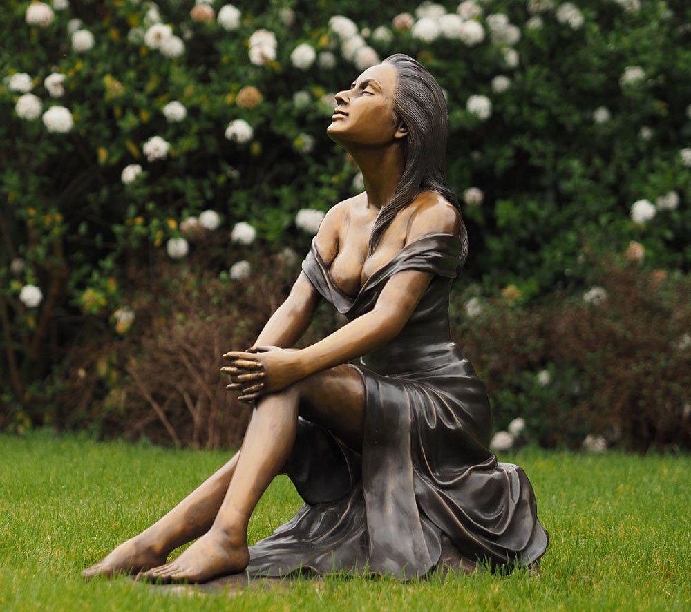 Bronzeskulpturen Skulptur Bronzefigur sitzende Frau im Sommerkleid