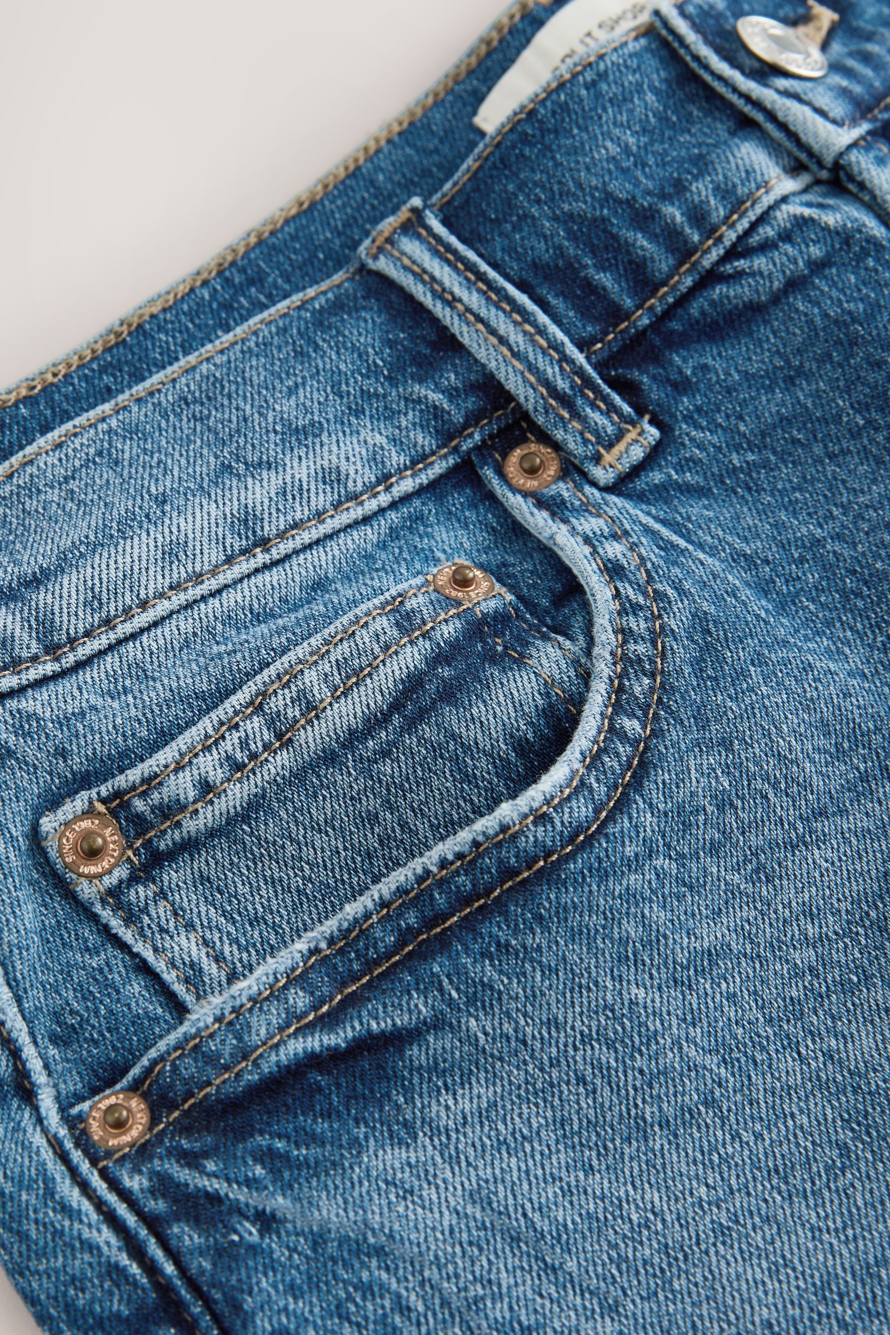Next Jeansshorts Hochbund-Denimshorts mit geschlitztem Saum (1-tlg) – Bild 3 von 5