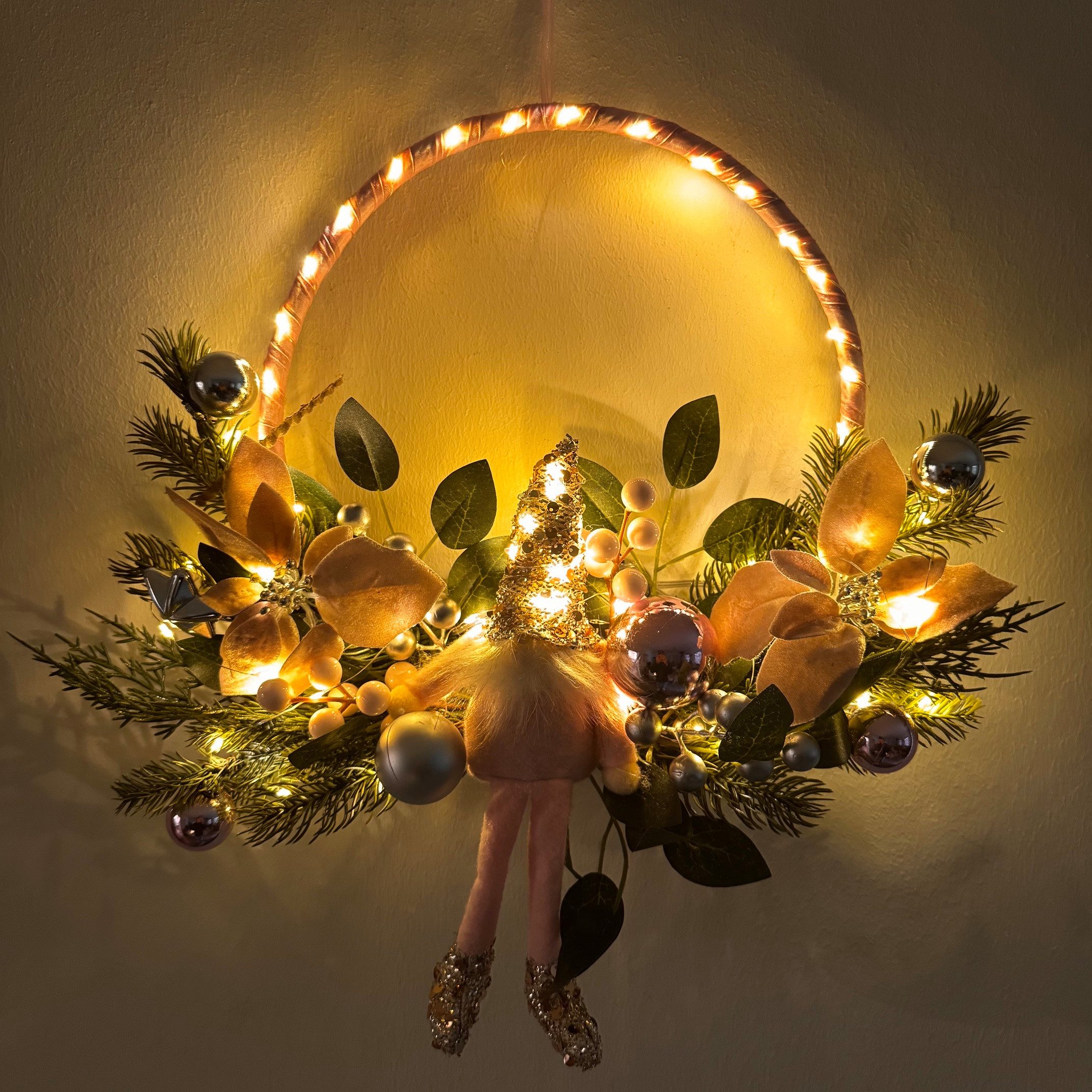 Online-Fuchs Dekokranz - Türkranz, Weihnachtskranz mit LED Lichterkette und 6-Stunden Timer, mit süßem Wichtel, Weihnachtskugeln, Tannenzweigen und Weihnachtsstern