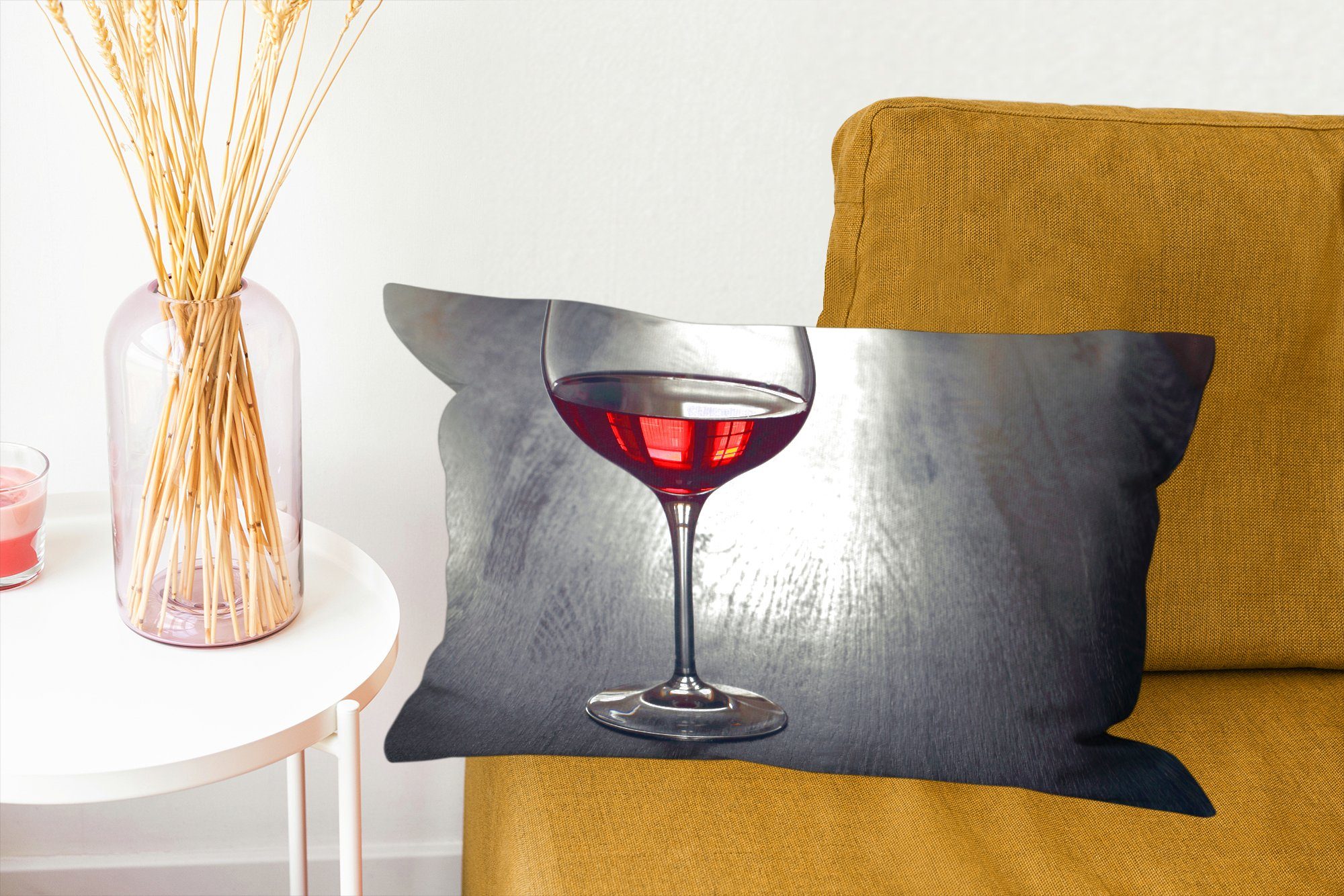 auf einem Glas Wohzimmer Dekokissen Dekokissen Schlafzimmer Rotwein Dekoration, mit MuchoWow Holzteller, Zierkissen, Füllung,