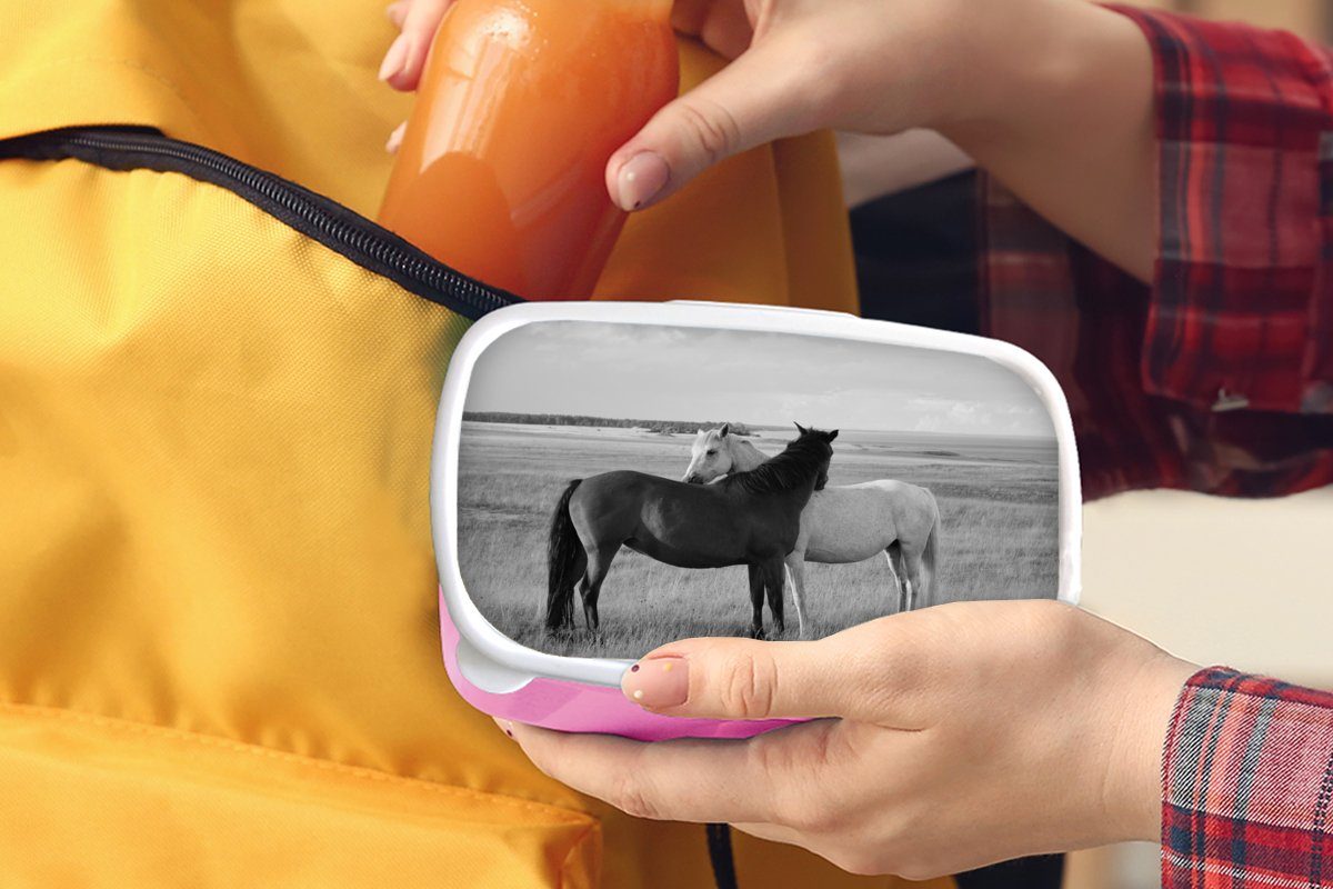 MuchoWow Lunchbox Pferde Tiere - Brotdose Porträt Brotbox Kunststoff, Erwachsene, (2-tlg), Snackbox, - Kunststoff Mädchen, für Landleben, - - Kinder, rosa Schwarz-Weiß