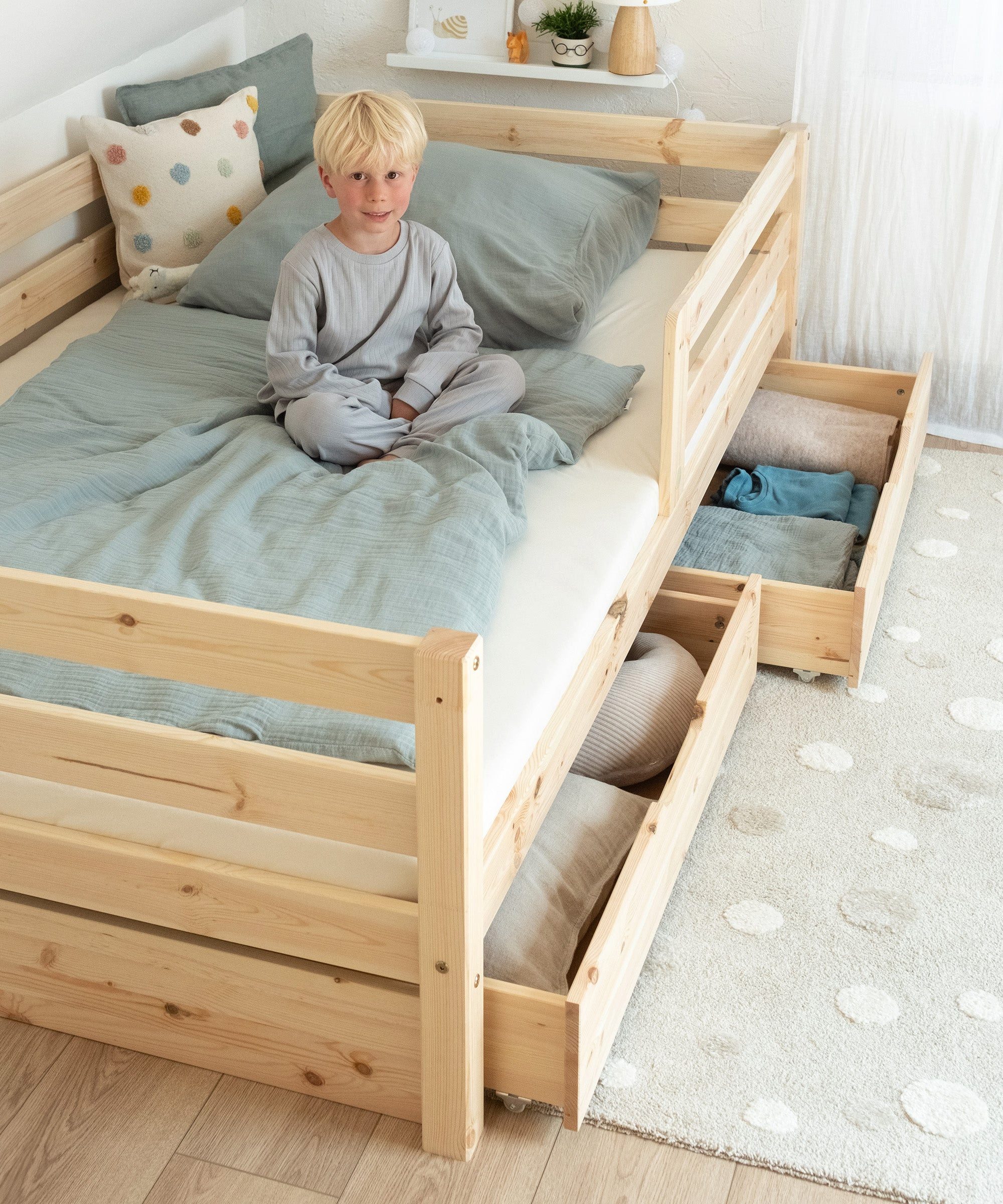Ehrenkind Kinderbett Sona aus massivem Kiefernholz mit Rausfallschutz (Jugendbett in Natur, Kinder Bett), Kinderbett 90x200 cm – Bild 5 von 5