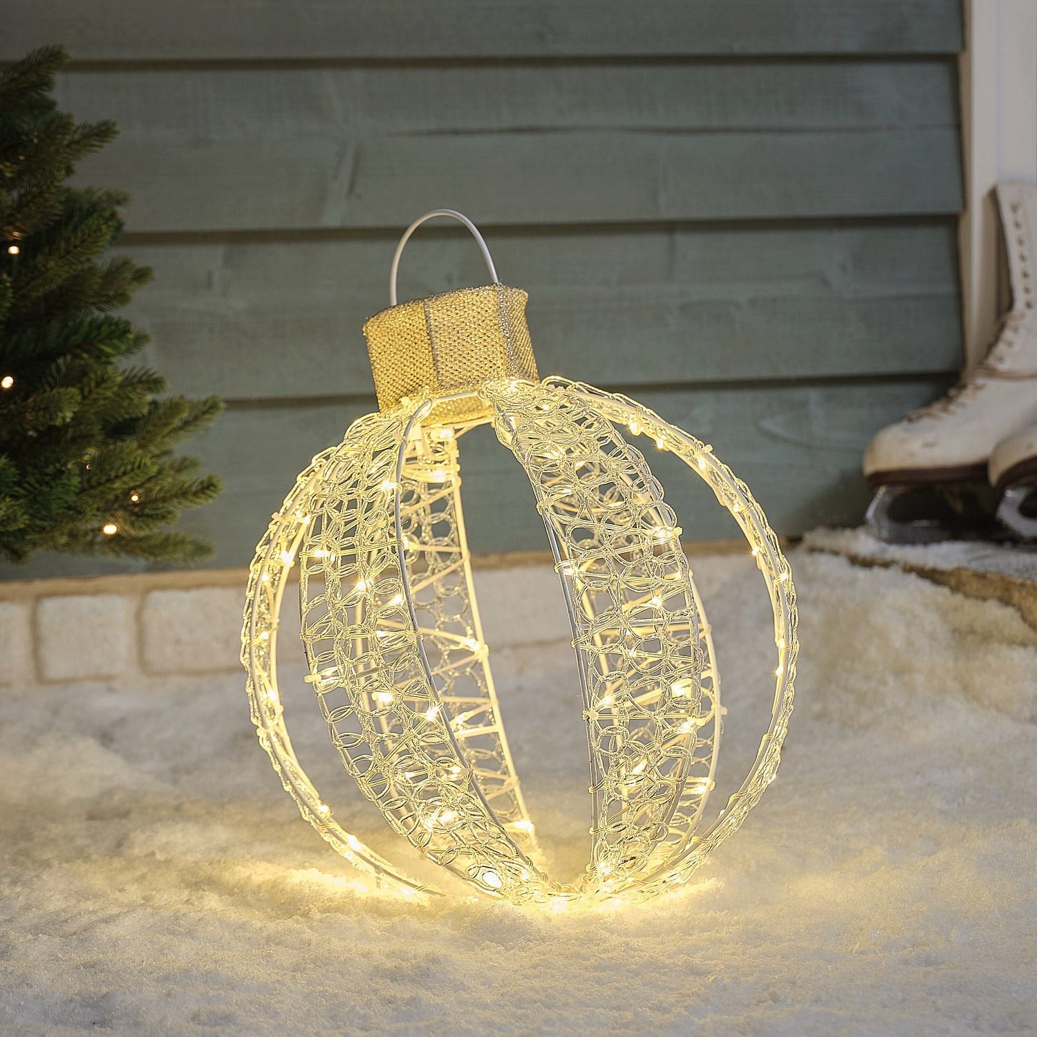 Lights4fun Dekoobjekt 38cm LED Weihnachtskugel außen mit 90 warmweißen LEDs und Metallstände