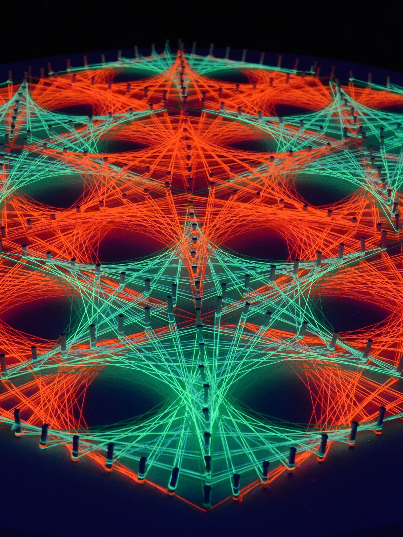 PSYWORK 40cm, UV-aktiv, StringArt Dekoobjekt "Fluo Schwarzlicht Kreis Schwarzlicht 2D unter Fadendeko Strawberry", leuchtet