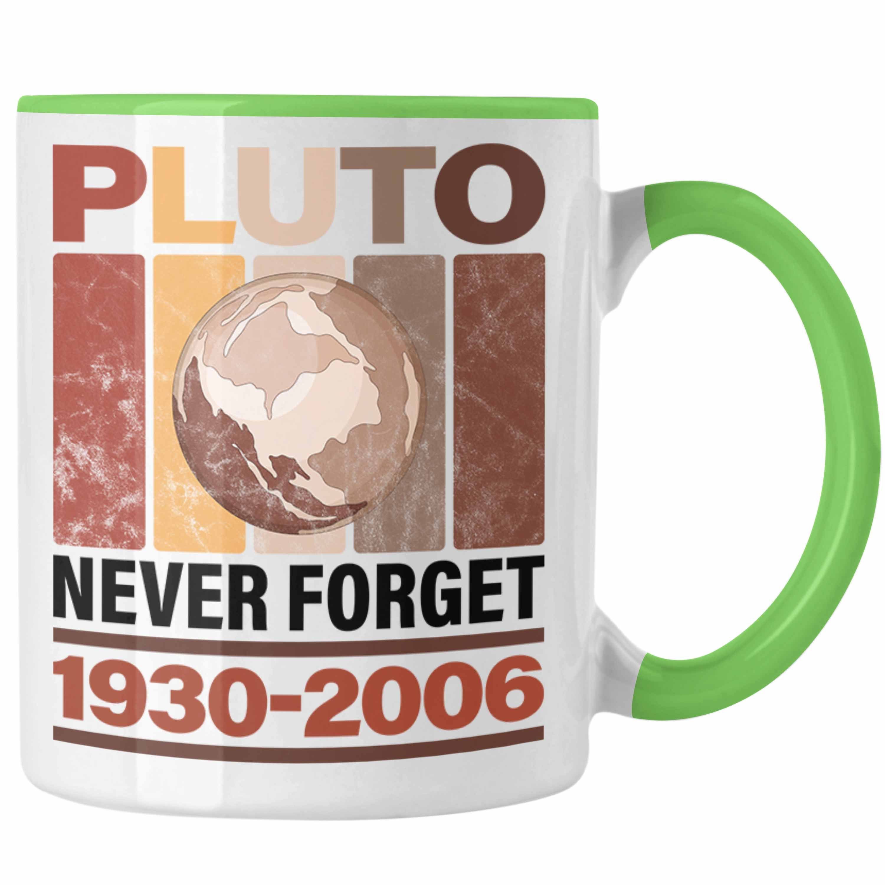 Trendation Tasse Lustige Tasse "Pluto Never Forget" Geschenk Astronomie-Fans Grün