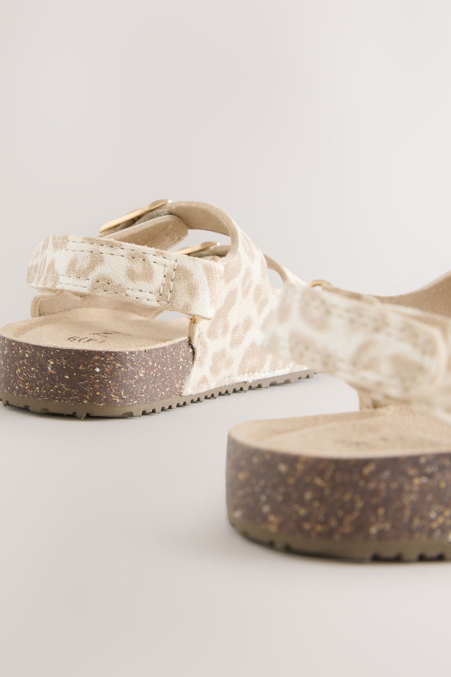 Next Sandalen mit zwei schmalen Riemchen + Kork-Fußbett Sandale (1-tlg)