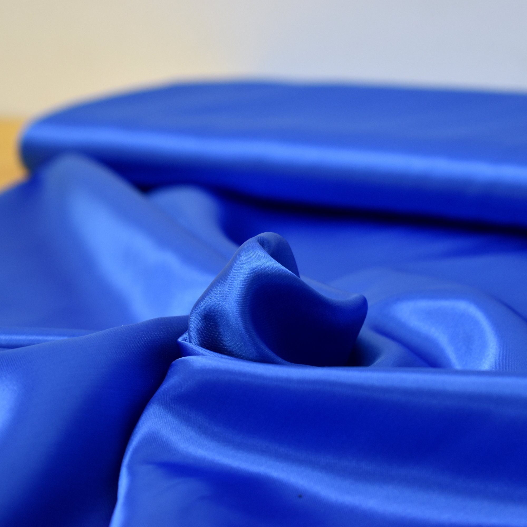 MAGAM-Stoffe Stoff "Estelle", Satin glänzend einfarbig uni ideal für Kleidung und Deko Meterware