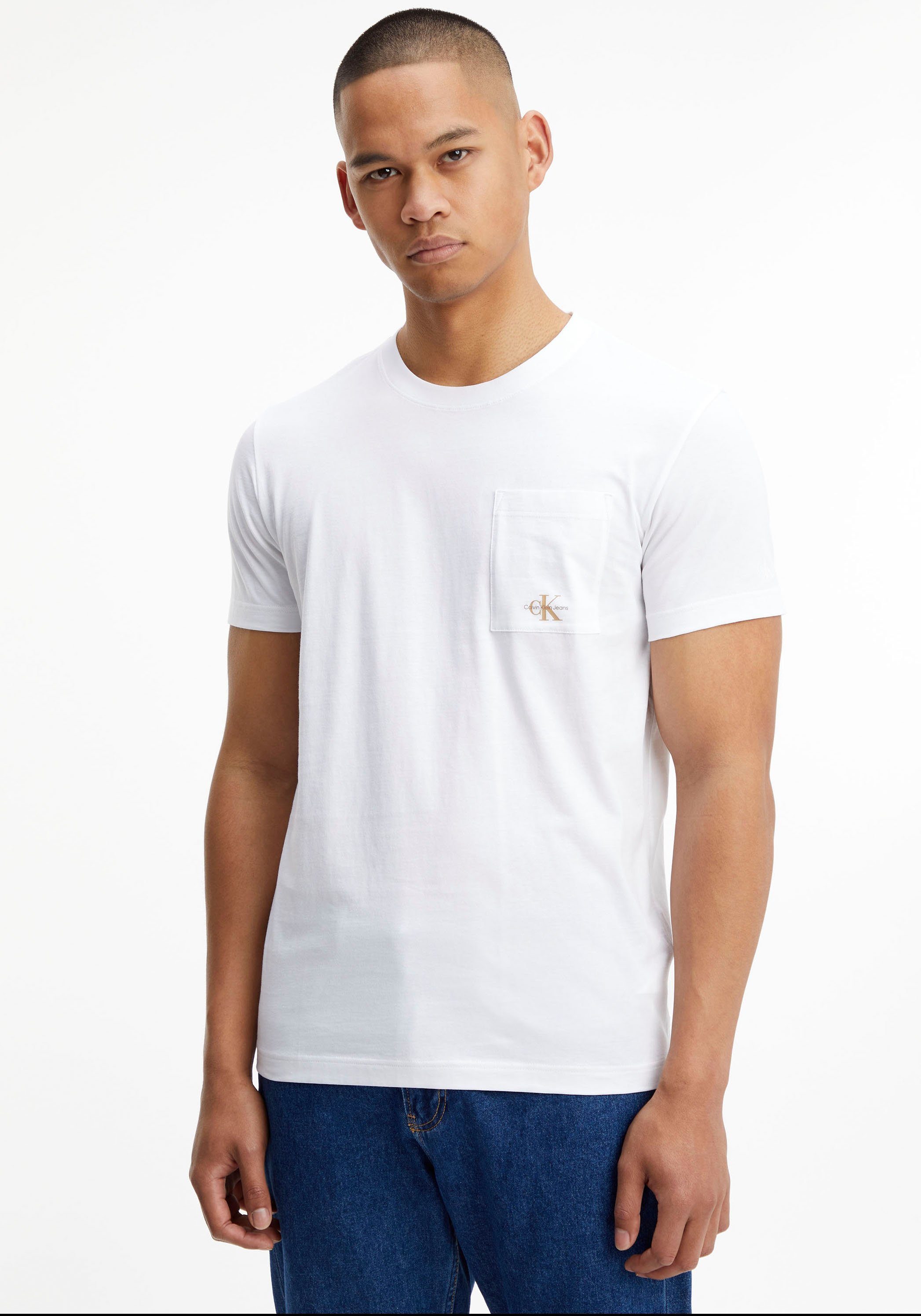 T-Shirt Klein auf Calvin Brust der Logo Jeans mit Klein Calvin