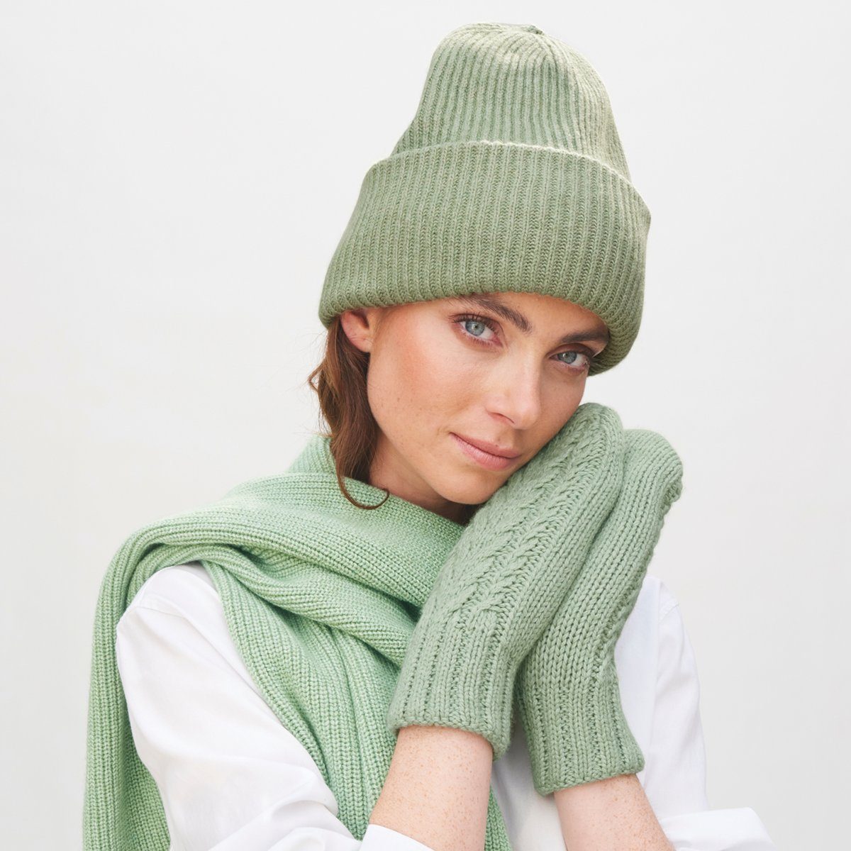 LIVING CRAFTS Strickmütze NILAY Hochwertiger Strick aus Bio-Baumwolle und Bio-Wolle Misty Green | Beanies