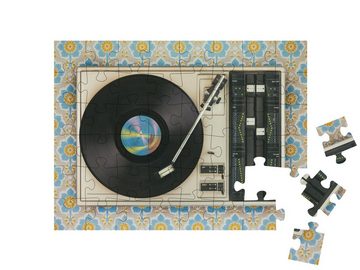 puzzleYOU Puzzle Retro-Plattenspieler auf Blumentapete, 48 Puzzleteile, puzzleYOU-Kollektionen Nostalgie, Historische Bilder