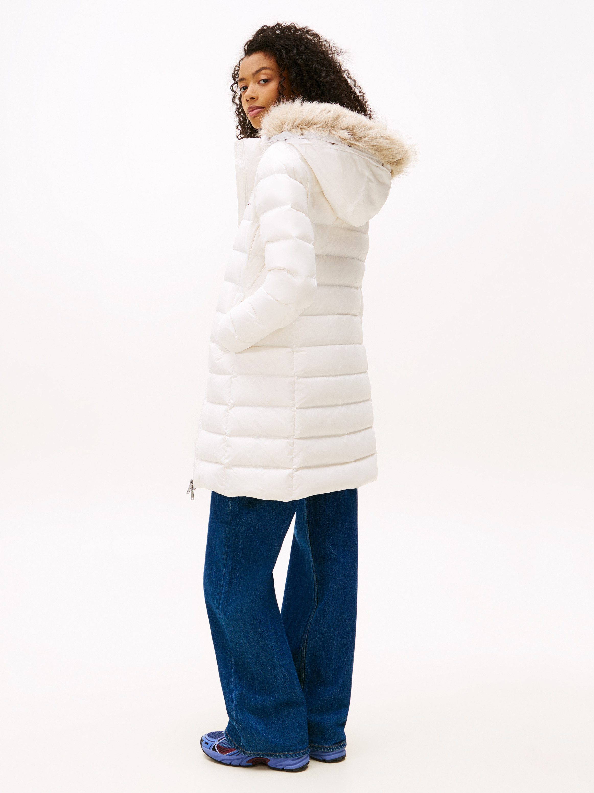 Tommy Jeans Steppmantel TJW ESSENTIAL HOODED DOWN COAT mit Fellimitat, Logostickerei