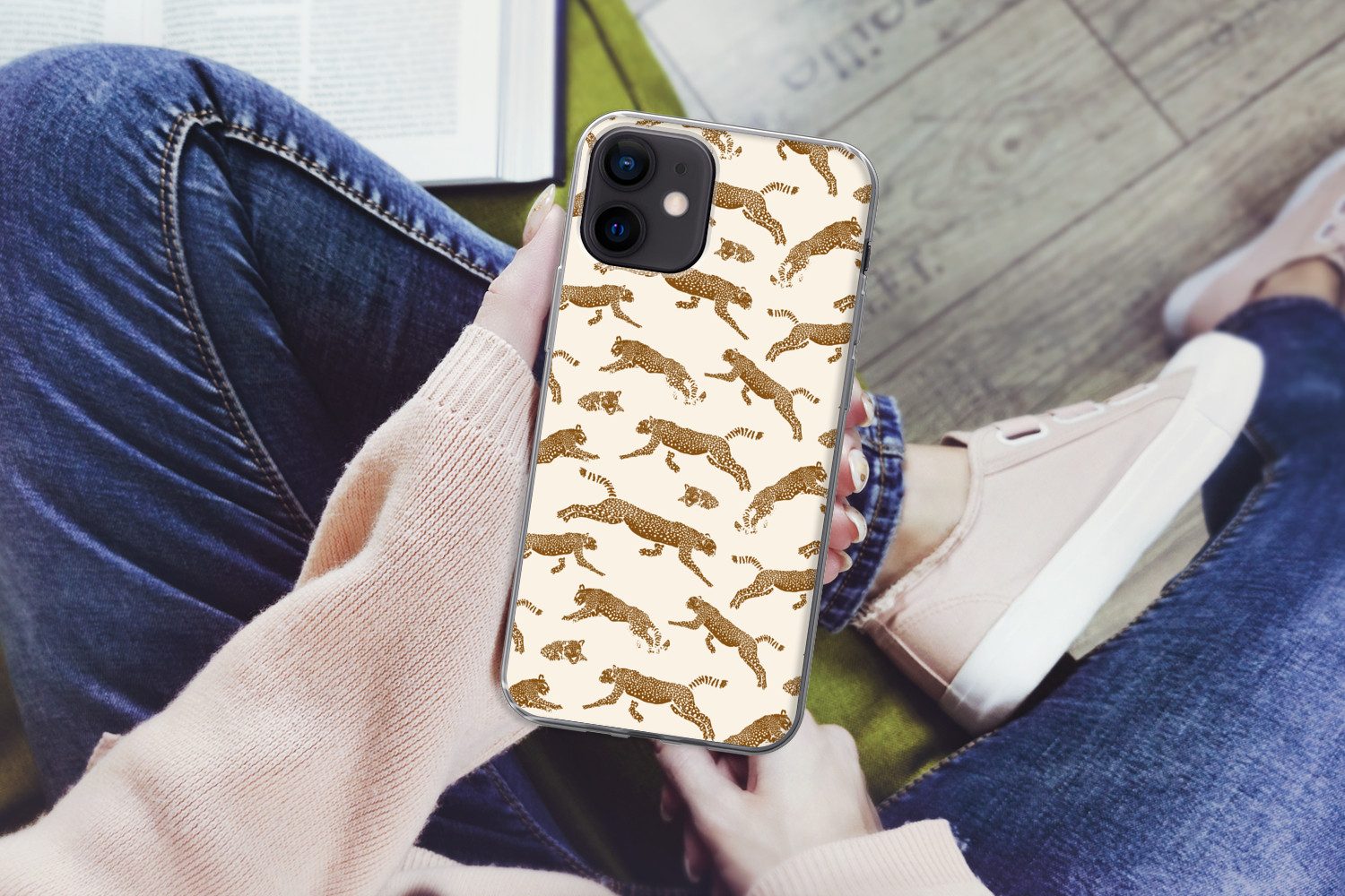 MuchoWow Handyhülle für Apple iPhone 12 Panther - Tiere - Beige - Braun - Muster, Smartphone-Bumper, Print, Handy Schutzhülle Dünn