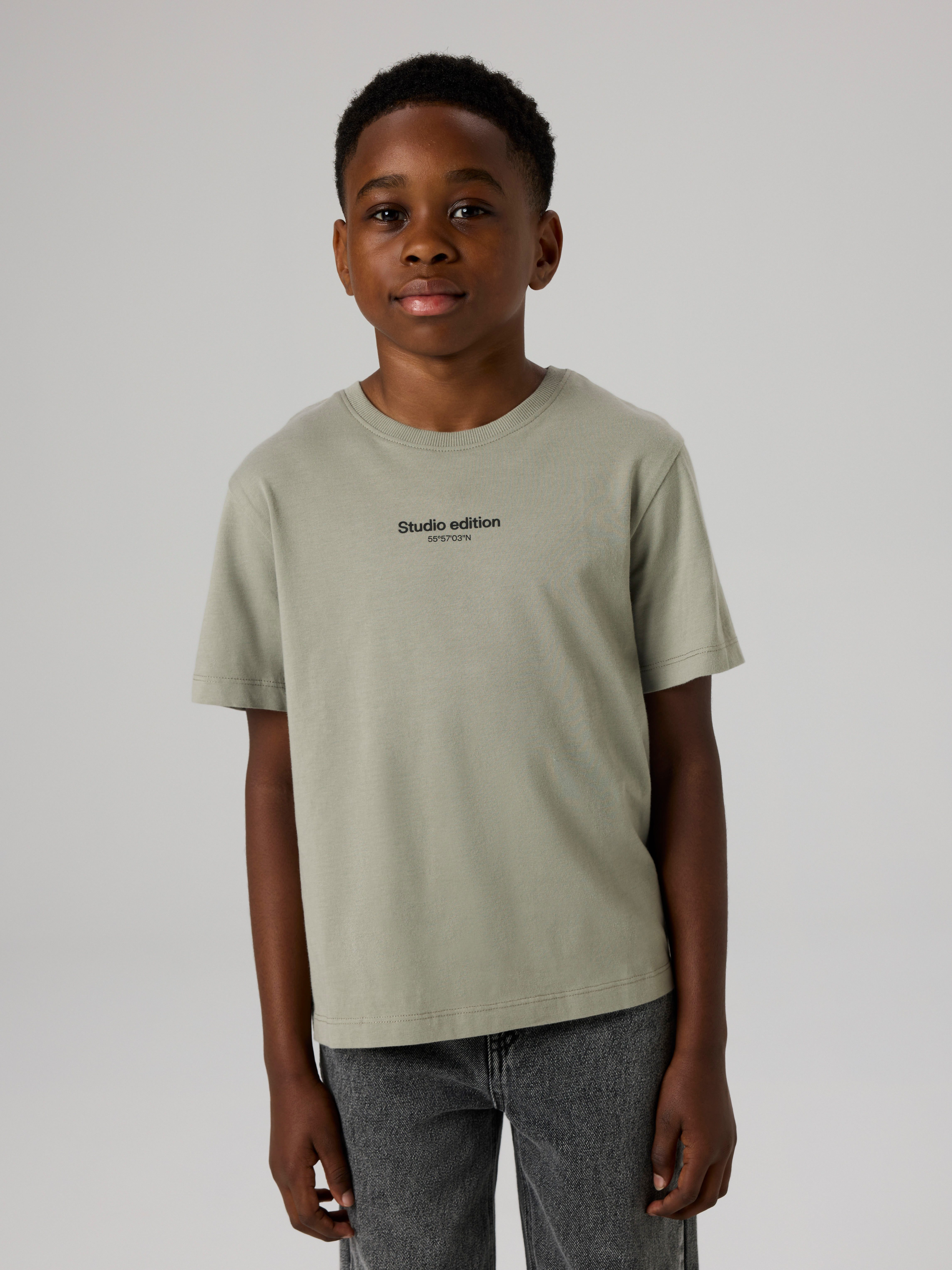 Name It T-Shirt NKMBRODY SS NREG TOP NOOS mit dezentem 3D-Frontmotiv