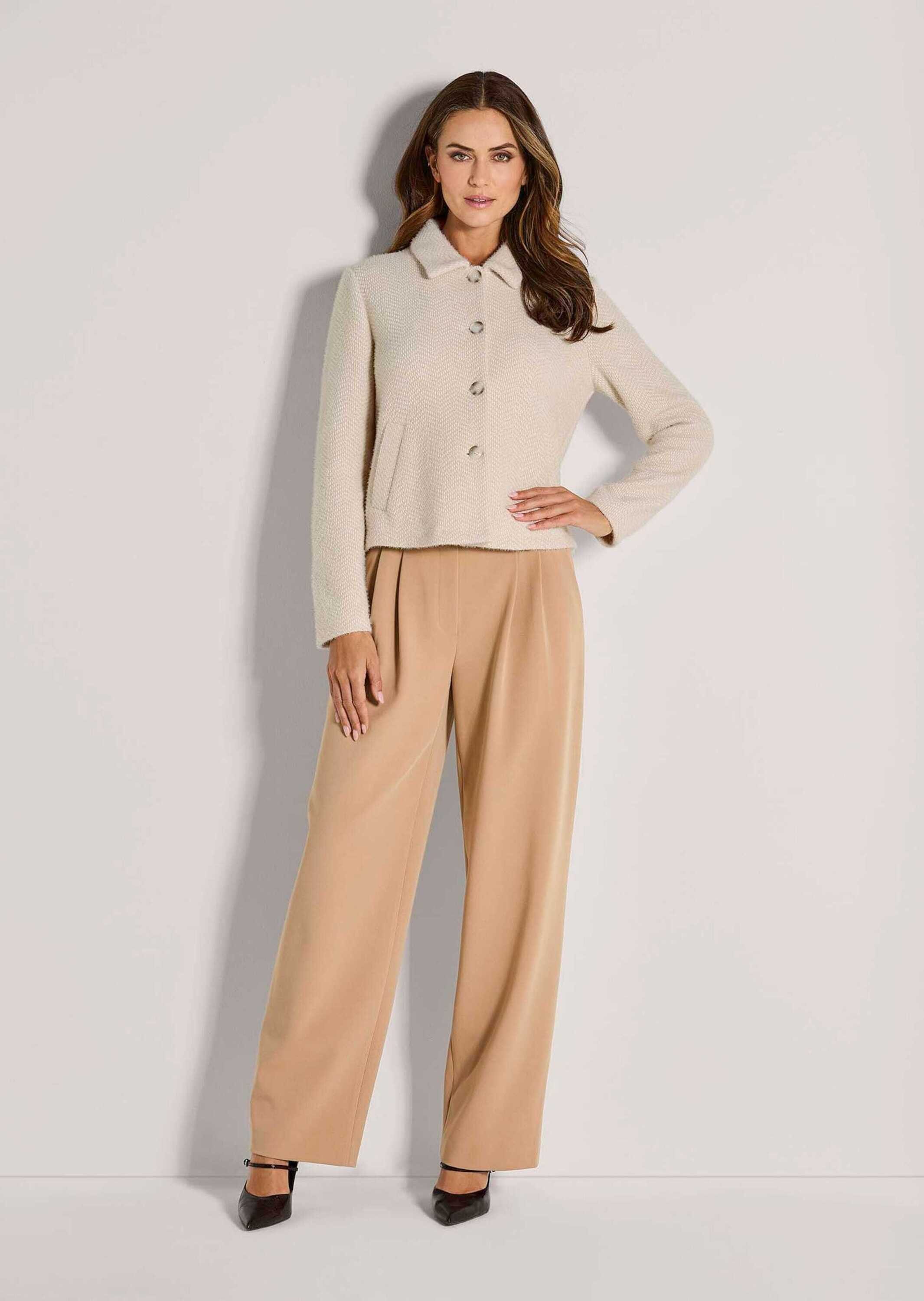 MADELEINE Kurzblazer Eleganter Damenblazer mit Hornknöpfen Kastige Form, stilvoller Klappkragen, Fransengarn im Wellen-Look