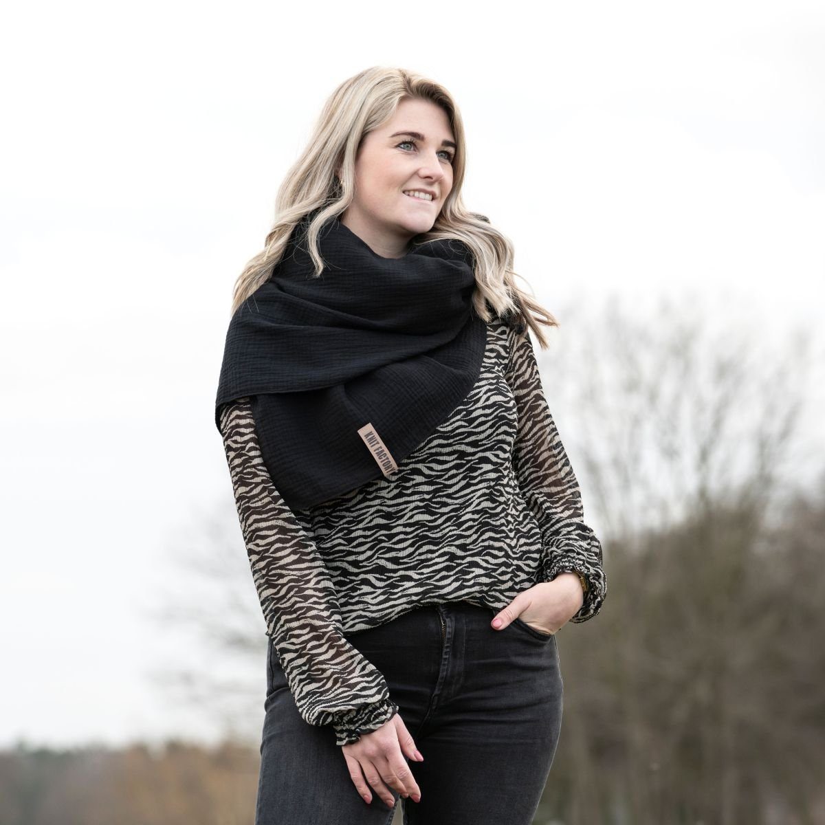 Knit Factory Schal Liv Dreiecksschals 190x85 cm Glatt Grau, (1-St), Schal Strickschal Umhängetuch Tuch Strickware