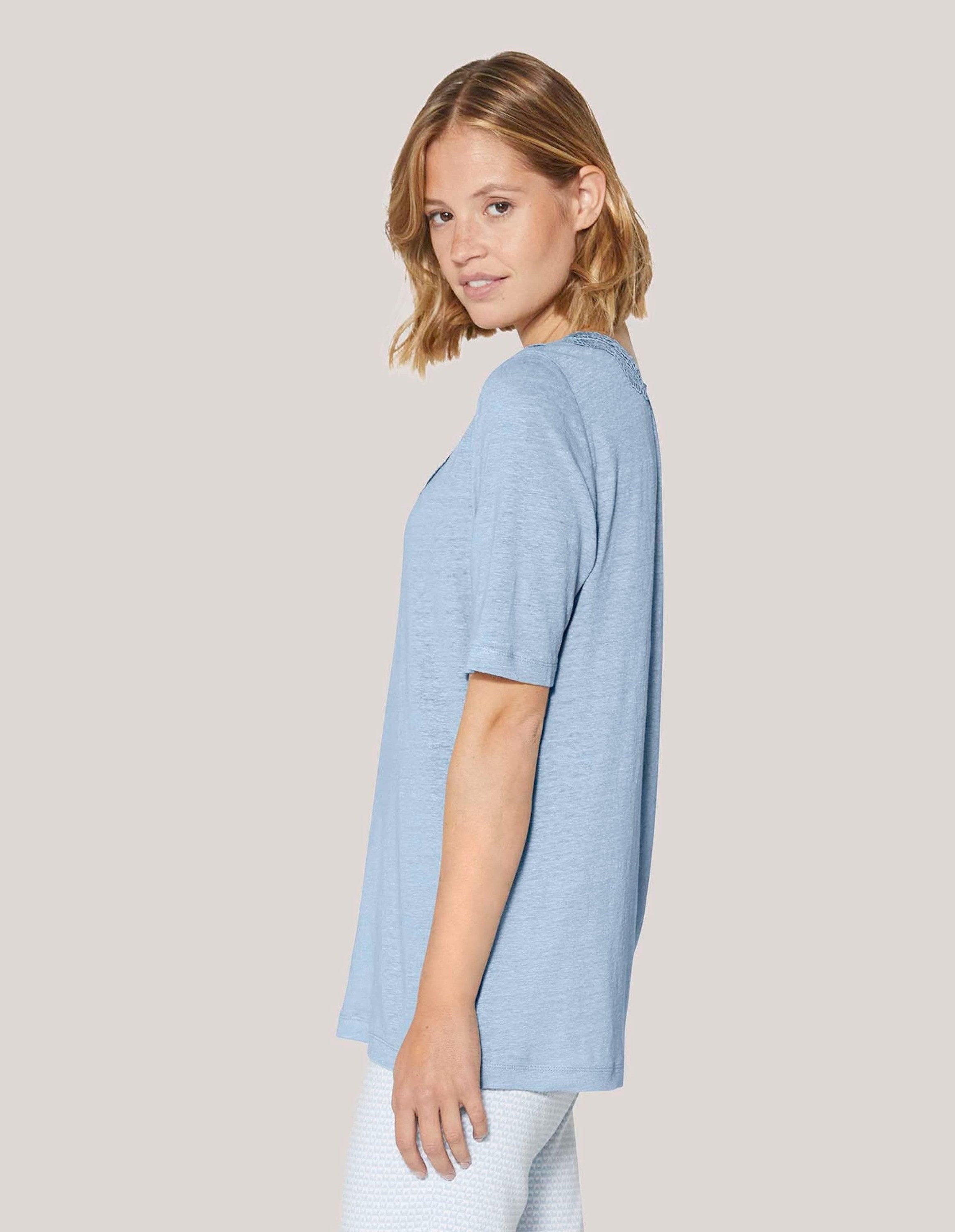 MADELEINE Kurzarmshirt Kurzarm Leinen-Shirt mit Spitzenbesatz Uni-Design mit dekorativem V-Ausschnitt vorne und hinten