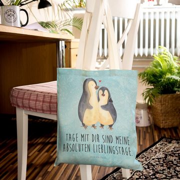 Mr. & Mrs. Panda Tragetasche Pinguin umarmen - Eisblau - Geschenk, Baumwolltasche, Hochzeitstag, S (1-tlg), Nachhaltig & Liebevoll