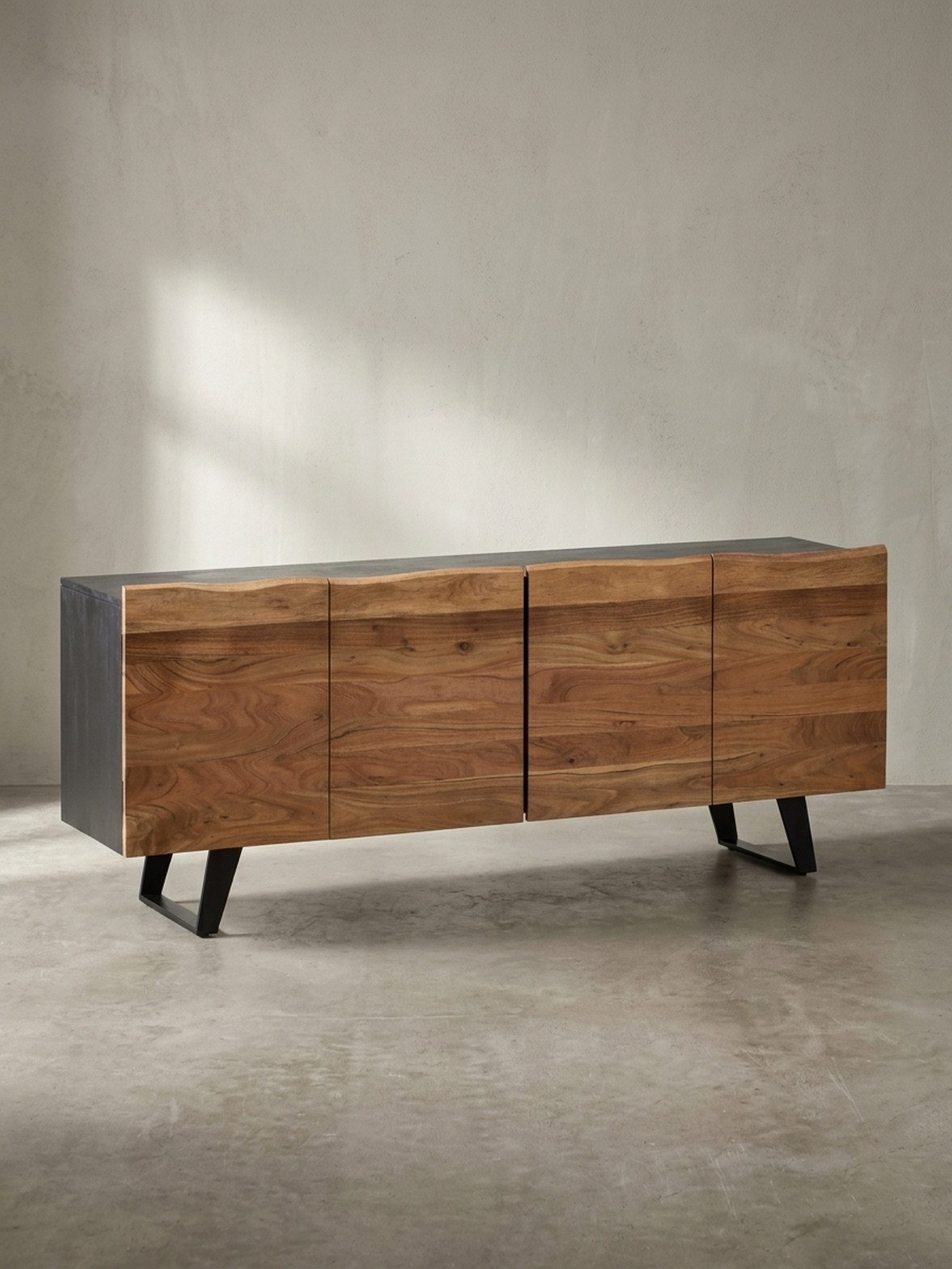 KADIMA DESIGN Kommode Sideboard Akazie Massivholz 180x75x45 cm Anrichte Schwarz mit (Standschrank Wohnzimmer mit Metallbeine), Baumkante, Kommode mit Türen, Kommodenschrank Flurschrank Modern