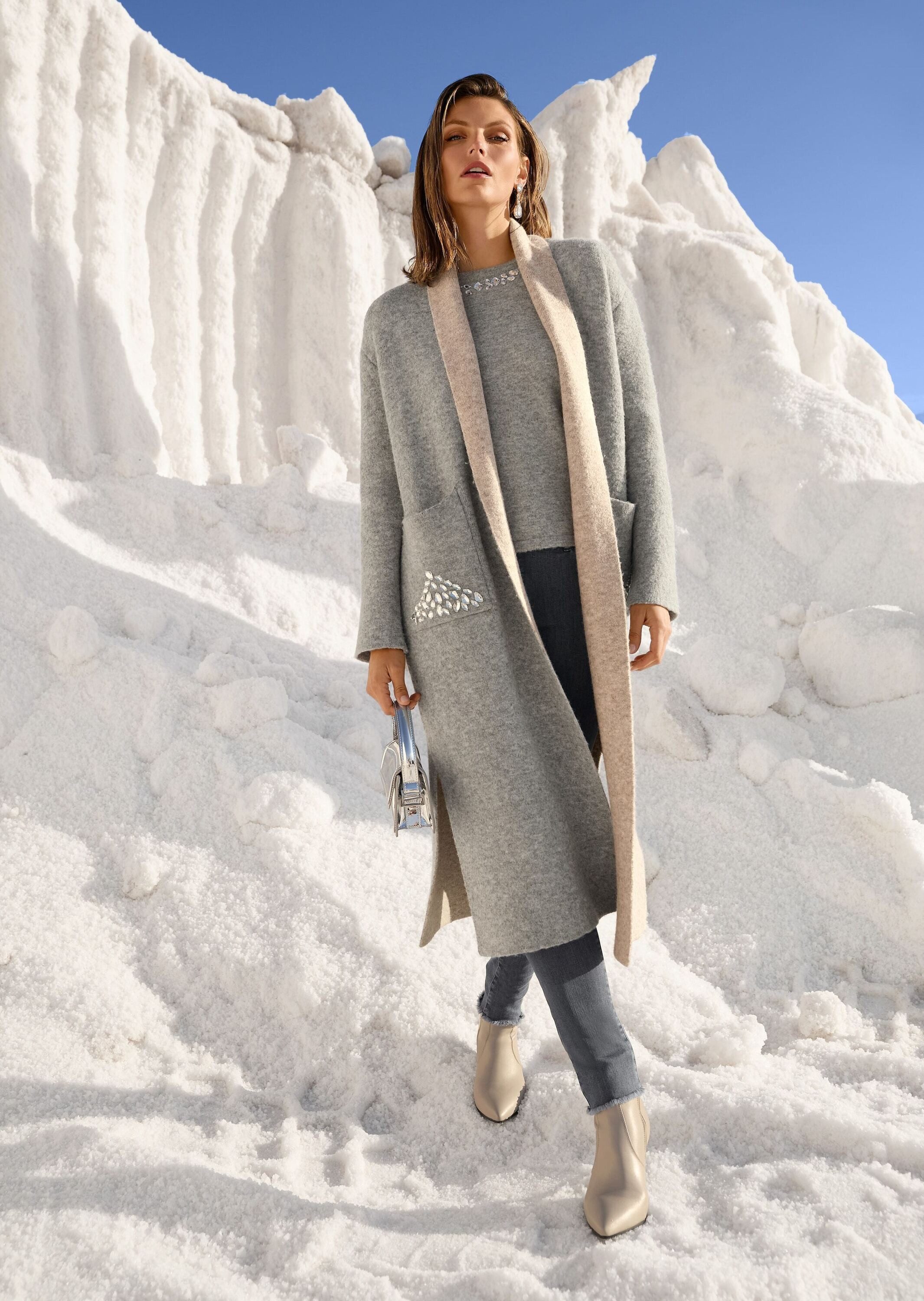 MADELEINE Kurzmantel Doubleface-Mantel mit Schalkragen Mit funkelnden Ziersteinen, Langarm, knieumspielende Länge