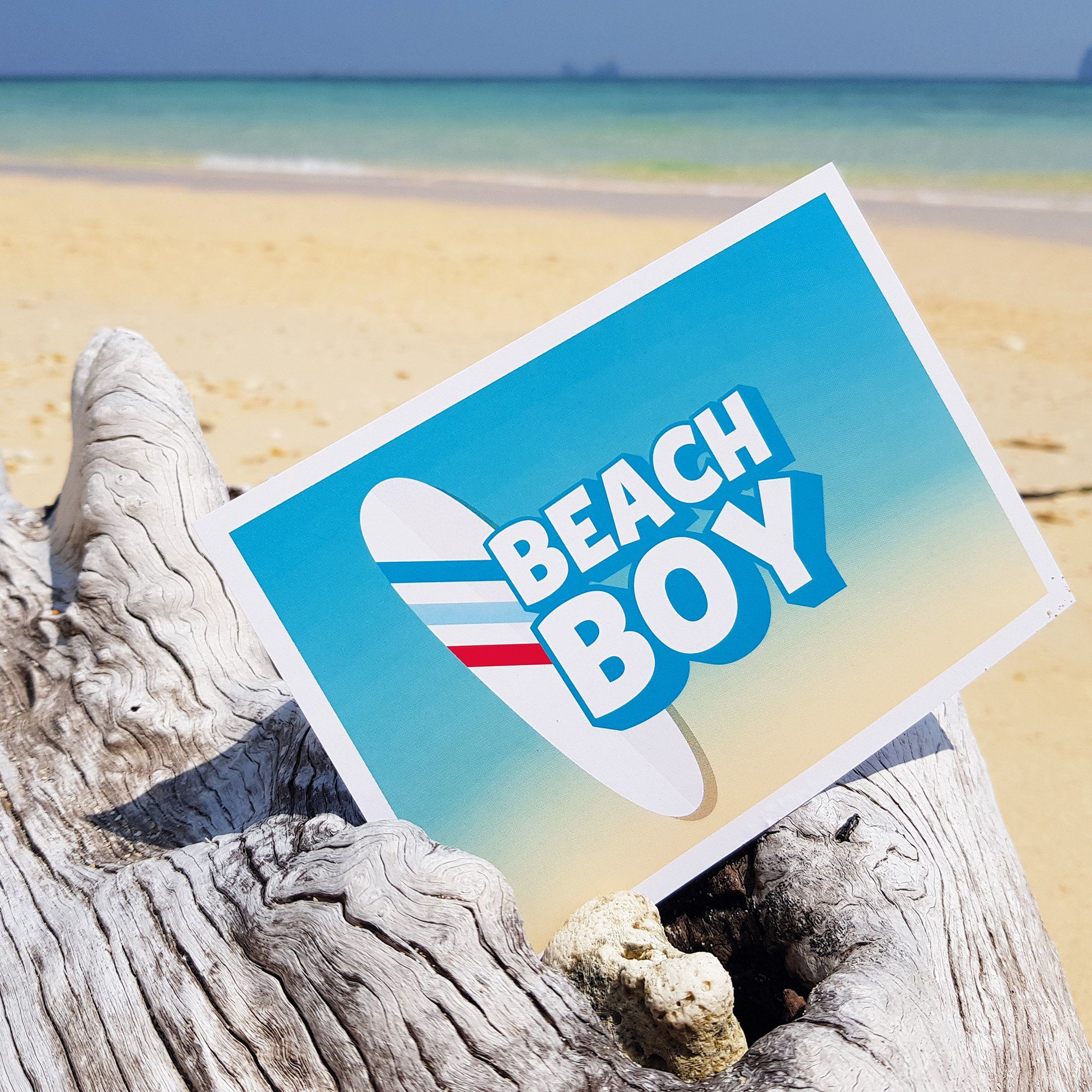 Bow & Hummingbird Postkarte Postkarte Beach Boy, 100 % Recyclingpapier