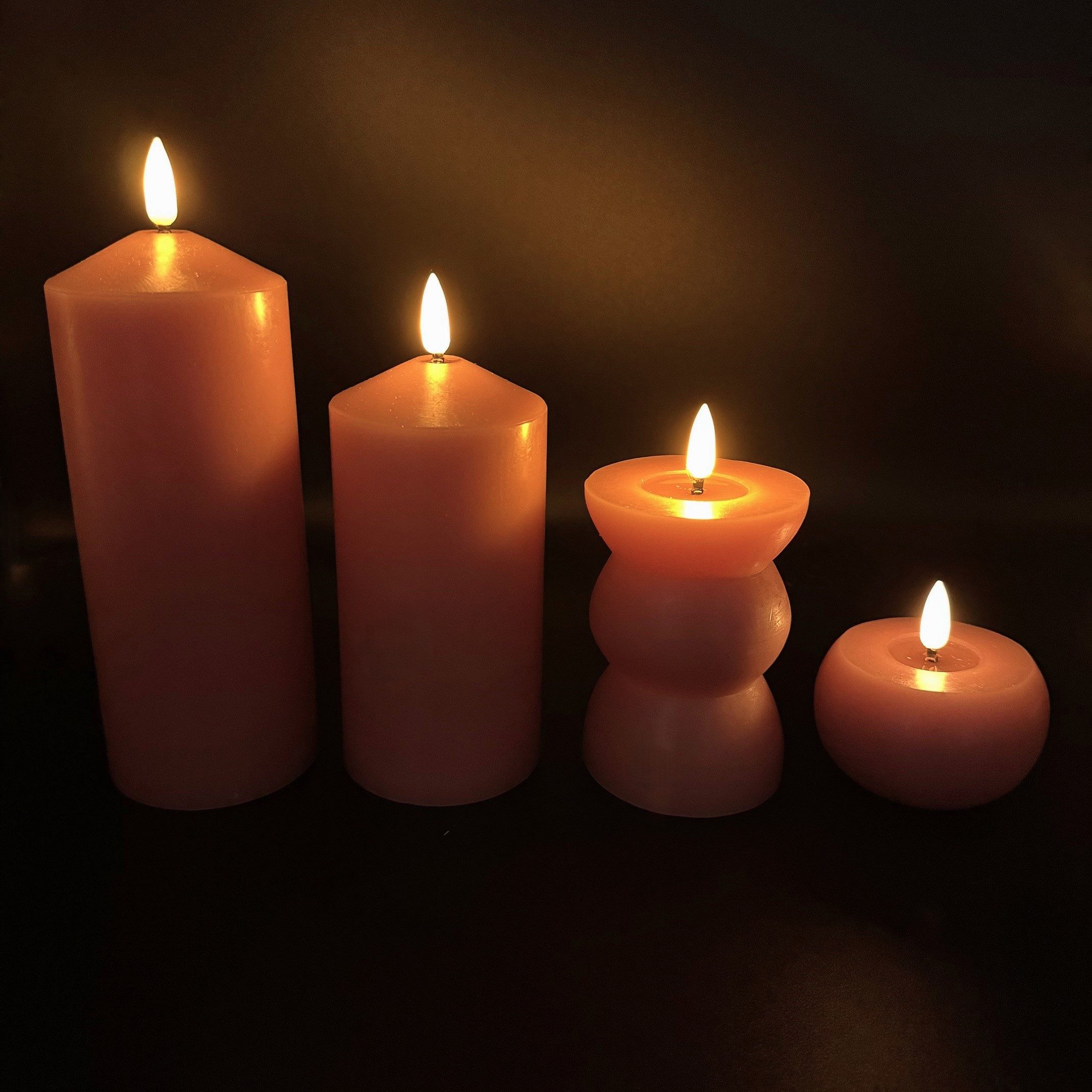 Online-Fuchs LED-Kerze - 4er Set LED Kerzen mit Timer und realistischer Flamme (in Creme, Koralle und Hellgrün, täuschend echtes Kerzenlicht), ganzjährige Deko Kerzen aus Echtwachs