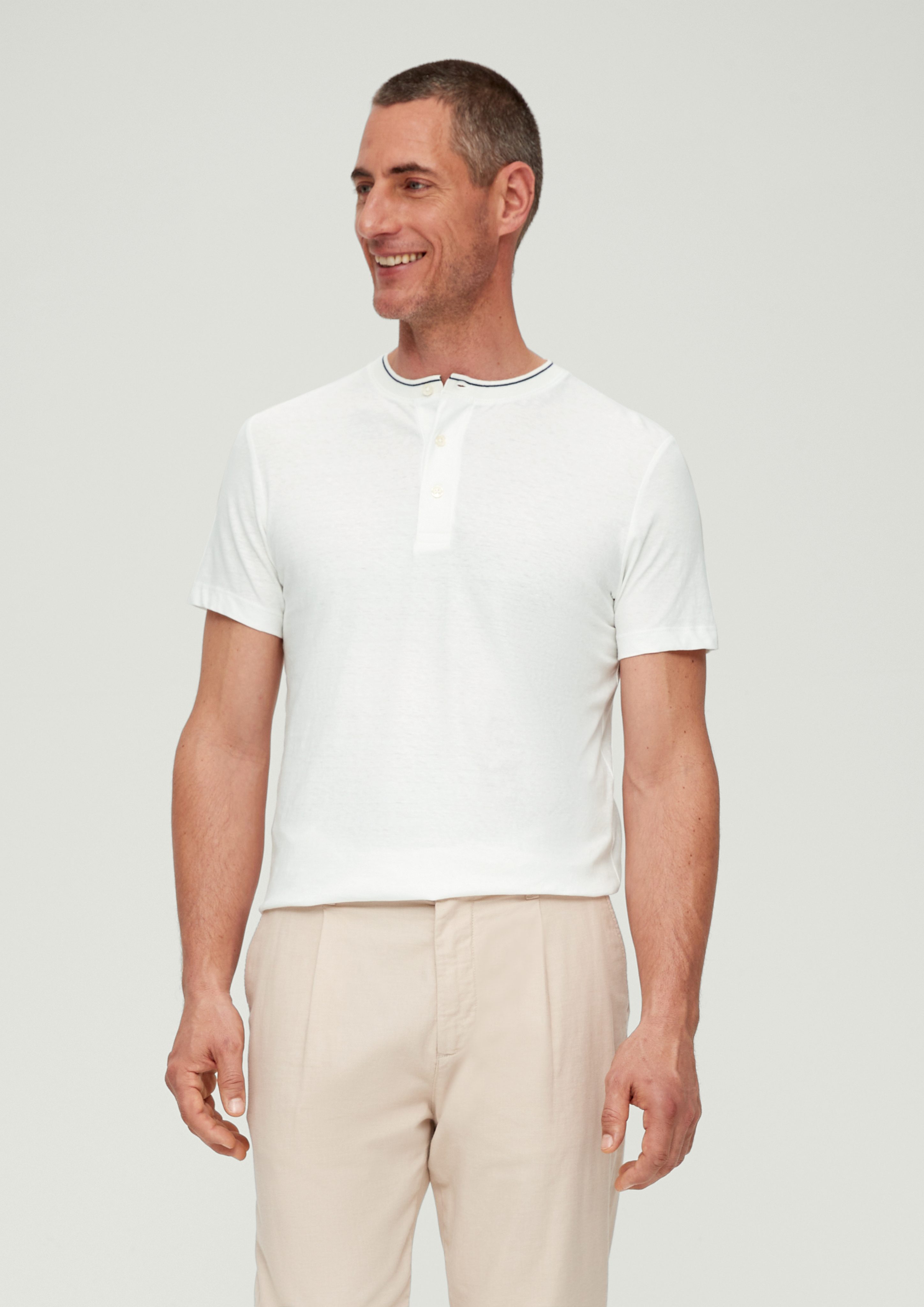 Kontrast-Details Kurzarmshirt s.Oliver T-Shirt mit weiß Henleyausschnitt