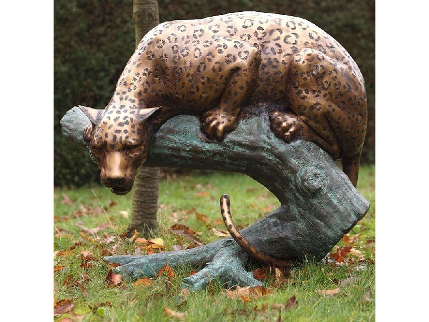 Bronzeskulpturen Skulptur Bronzefigur Gepard auf einem Ast liegend