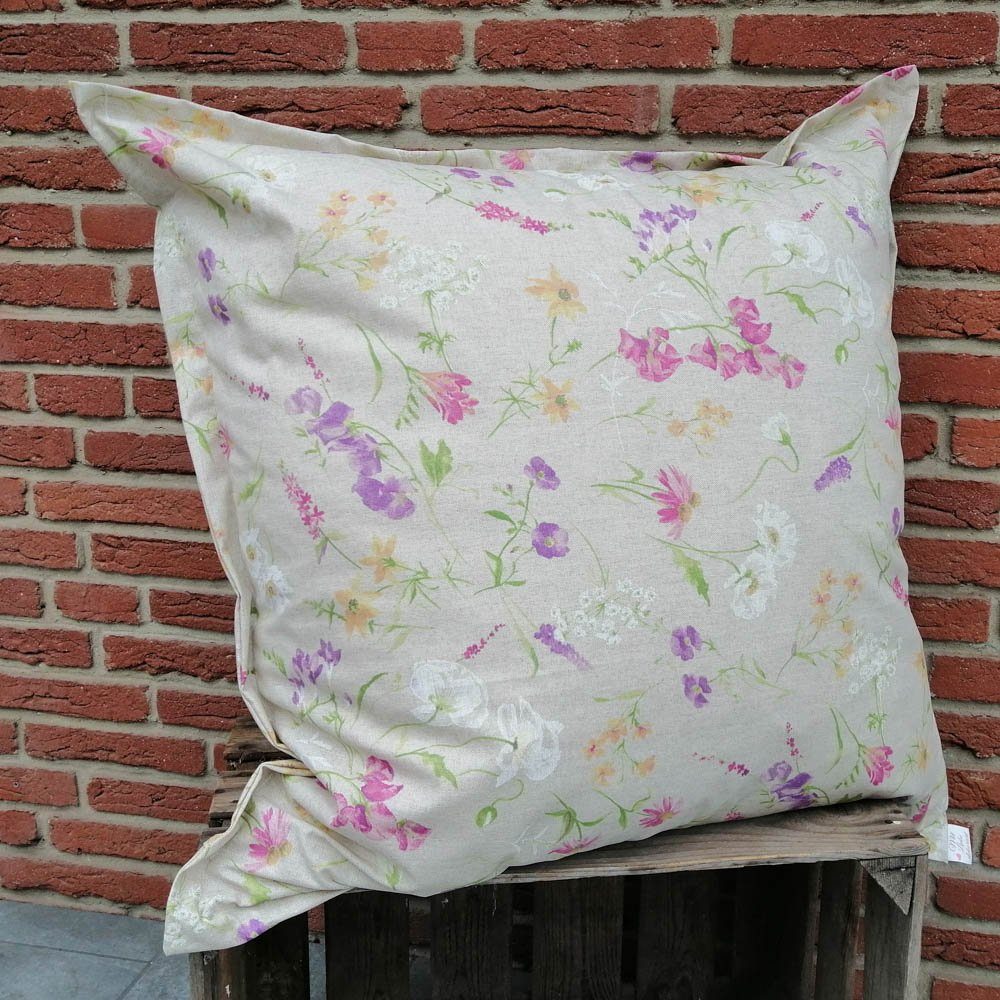 - dekoriert Wiese Outdoorkissen Mit beschichteter Kissenbezug - der auf Kissenhülle Baumwolle Loungekissen, aus Liebe Blumen