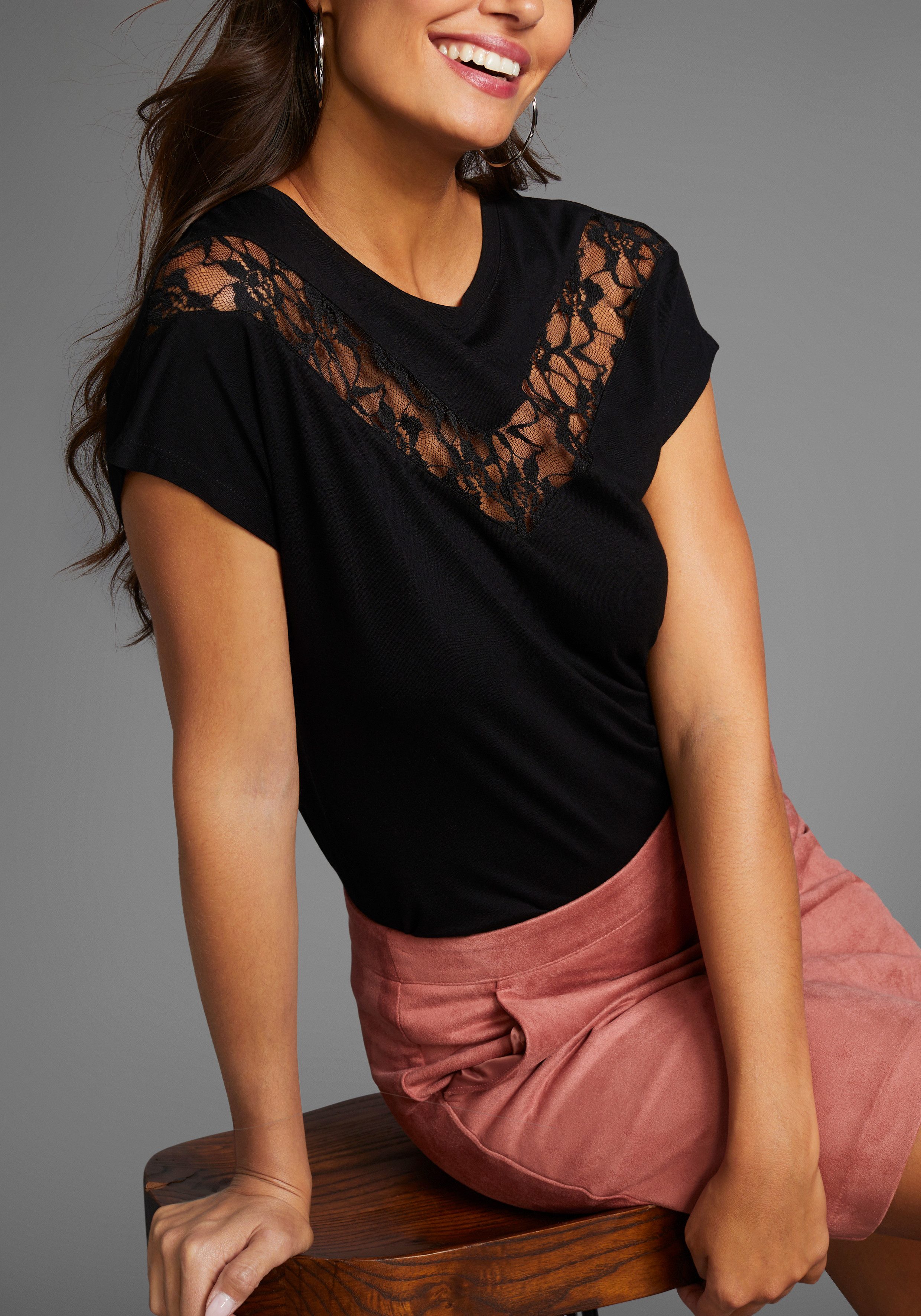 Laura Scott Rundhalsshirt angeschnittene Kurzarmärmel, figurumspielende günstig online kaufen