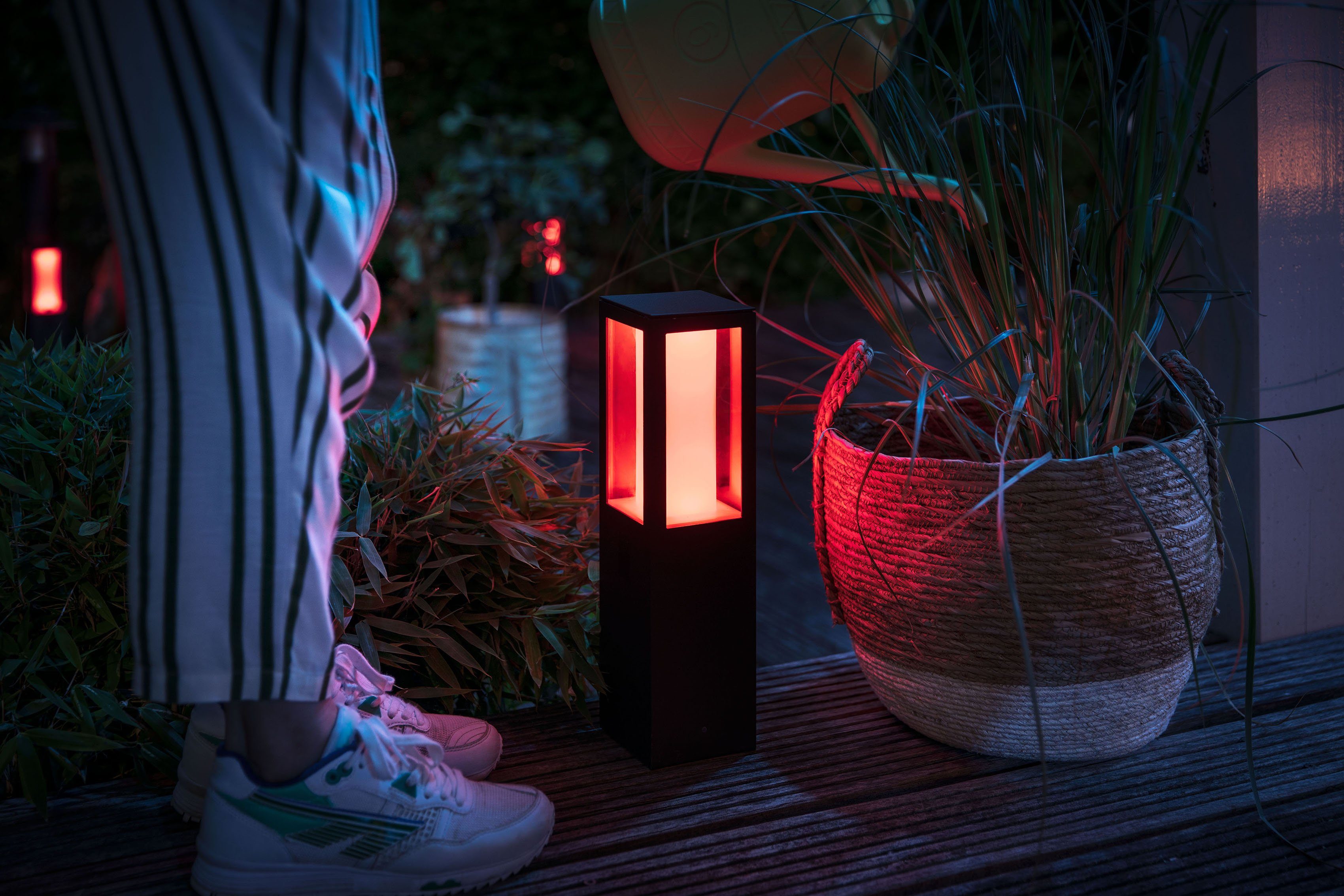 Philips kompatibel fest Helligkeitsstufen, LED Neutralweiß, Tageslichtweiß, Außen-Tischleuchte mehrere Smart-Home-Syst. Kaltweiß, Hue Dimmfunktion, Philips einstellbar, Home, Hue Warmweiß, Appsteuerung mit - LED Extra-Warmweiß, Smart Impress, App, integriert, vielen Leuchtdauer