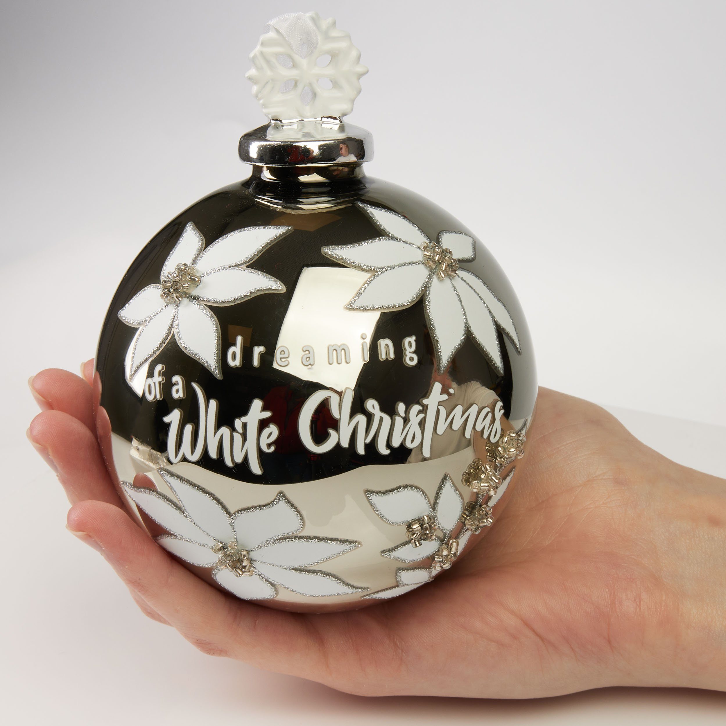 a BRUBAKER Weihnachtsbaumkugel Glitzer aus Glas White Christbaumkugel Premium Dreaming Christmas of Schneeflocken - mit Baumkugel Silber - (1 10cm Figur mit Weihnachtskugel St),
