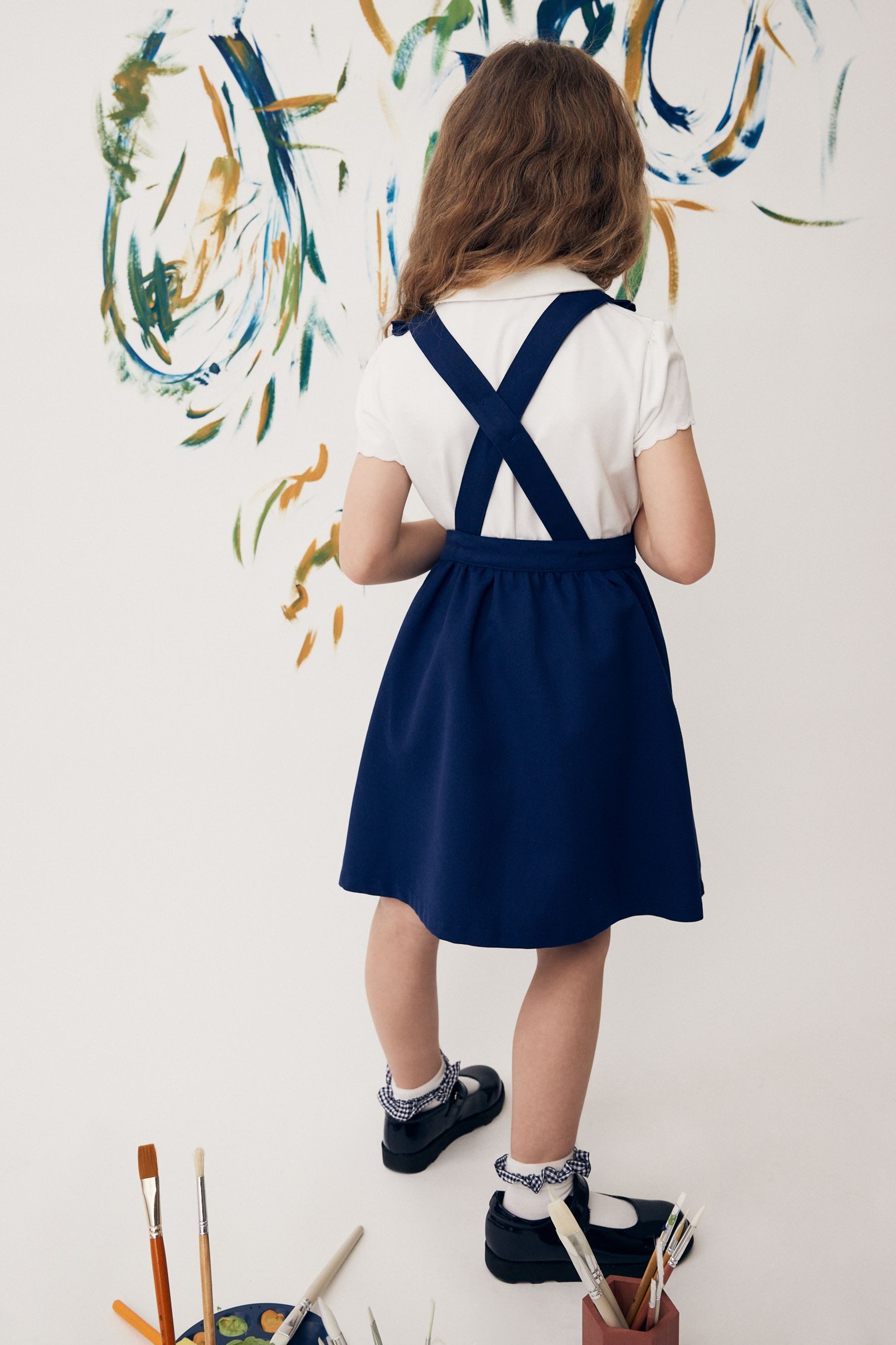 Next Latzkleid Schulkleidung Latzkleid mit Rüschendetail (1-tlg)