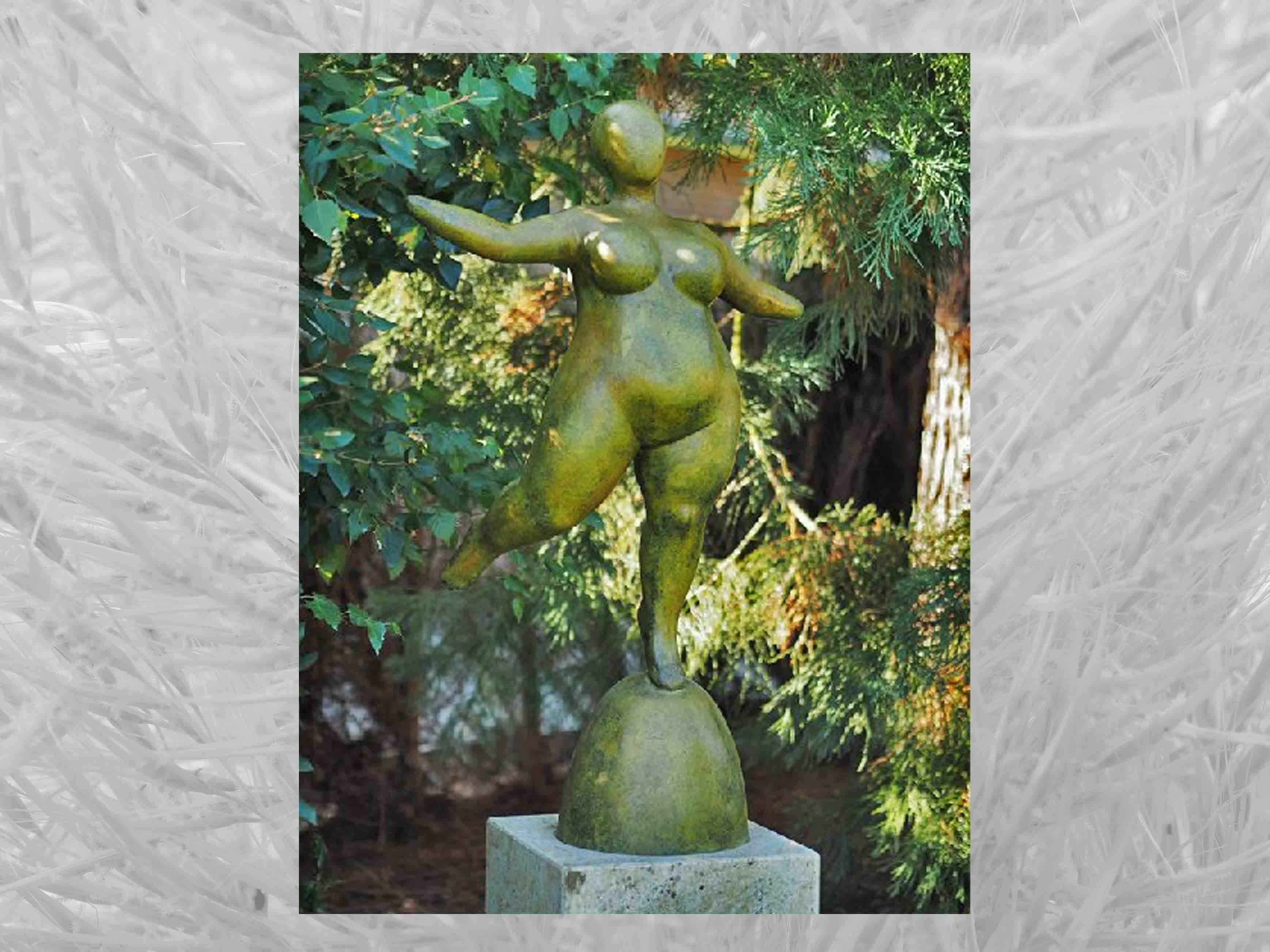 IDYL Gartenfigur IDYL Bronze-Skulptur Große Frau grüne heiße Patina, Bronze