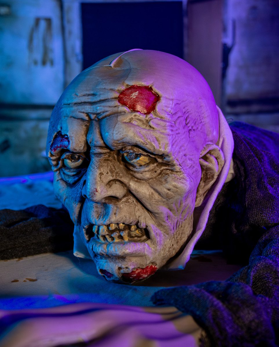 Horror-Shop Dekoobjekt Krabbelnder Halloween Zombie mit Licht & Sound Dek