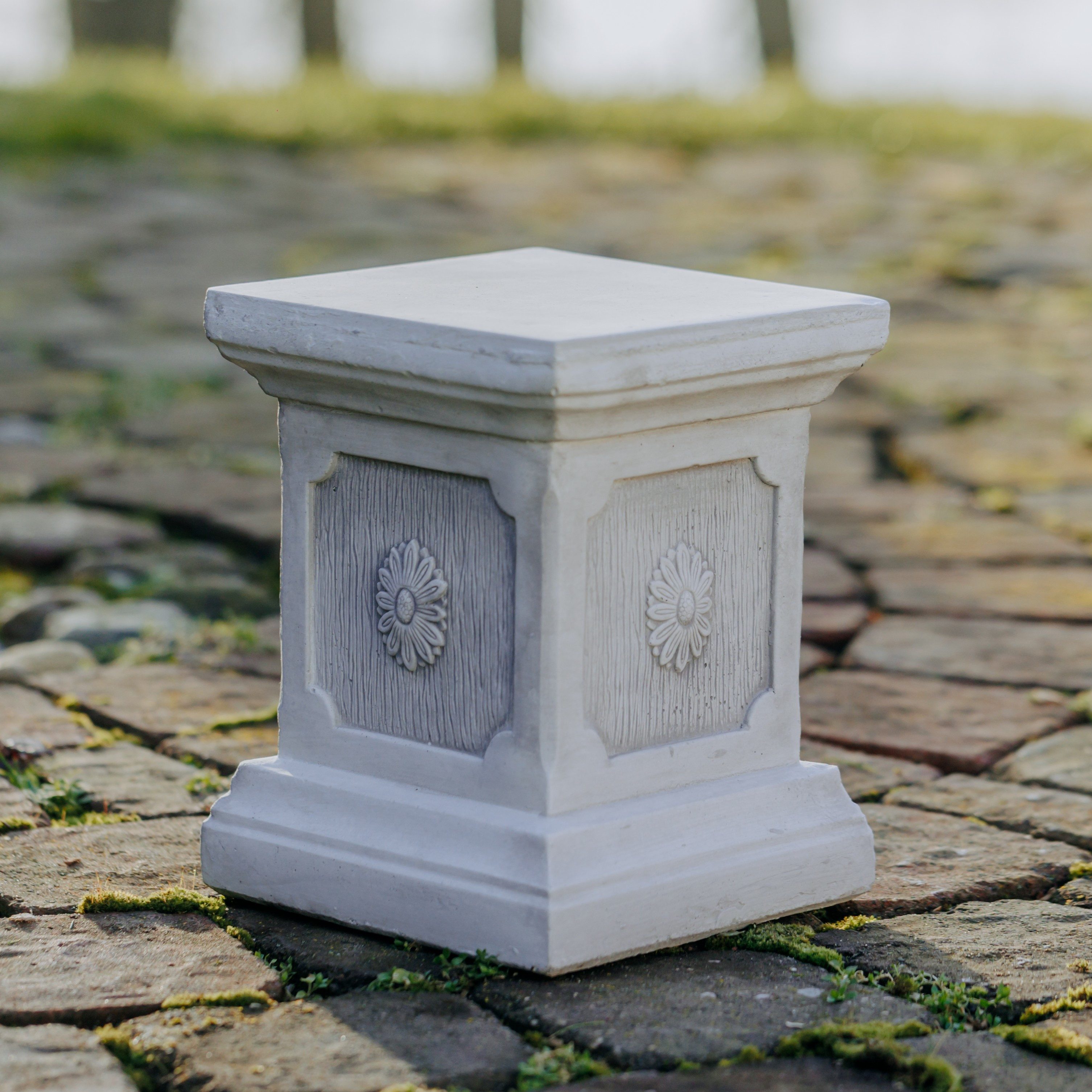 gartendekoparadies.de Gartensockel Podest mit Blumen-Motiv, Steinsockel, H. 27 cm, 15 kg, 20x20x27 cm, Frostsicher
