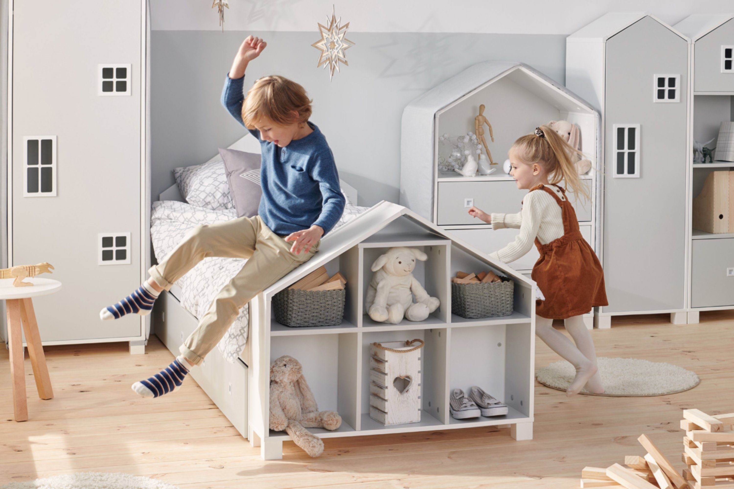 KONSIMO® Kinderkleiderschrank MIRUM Hausform Schrank Drehtürenschrank Stauraumschrank Spielzeugregal 4 Einlegeböden – Bild 4 von 5