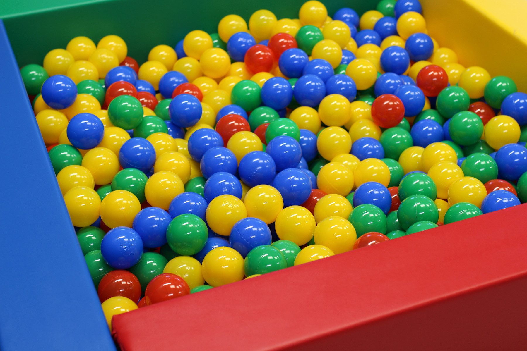 IGLUSoftplay Bällebad Ball Pitt Buntes Bällebad Mehrfarbig mit 500 Bällen in gewählter Farbe, robustes Material, weiche Oberflächen, vielseitig einsetzbar