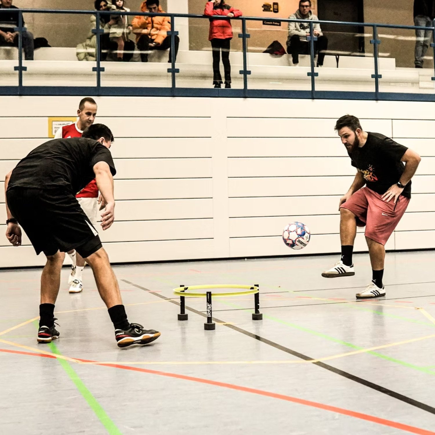 Tschip Trainingsring Fußballspiel, Outdoor-Ballspiel, Indoor-Gruppenspiel (Allrounder für Sport, Training und Freizeit, Fußball-Spiel Set und innovatives Trainingsgerät), Tschip allgrounder, Ring mit universellem Fußsystem